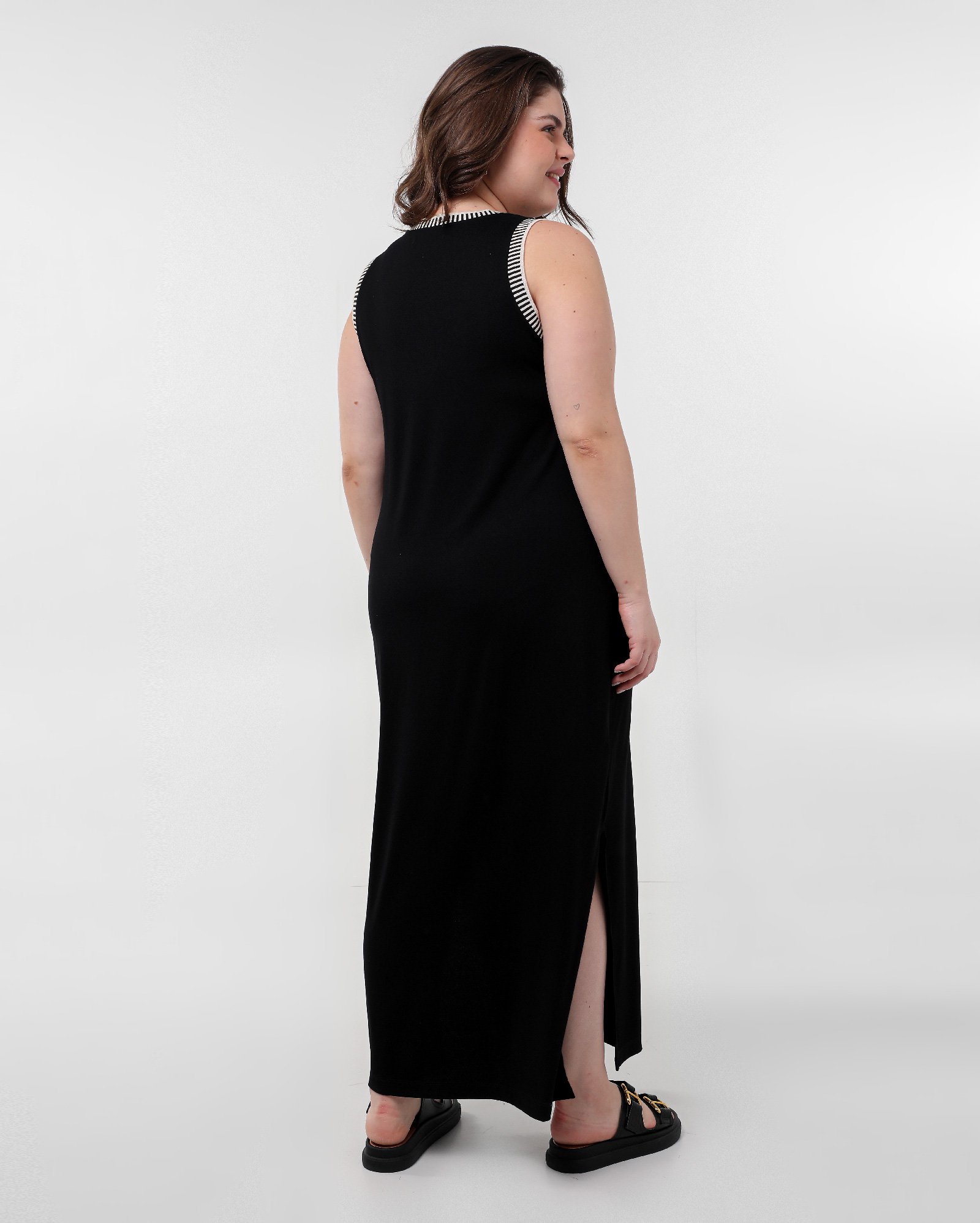 Vestido midi plus size com fenda e gola canelada preto | AK Plus by Riachuelo