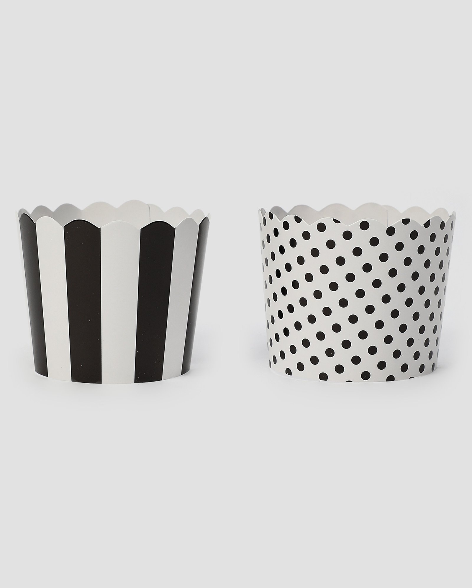 Kit forma de cupcake 20 peças listradas e poá preto | Casa Riachuelo