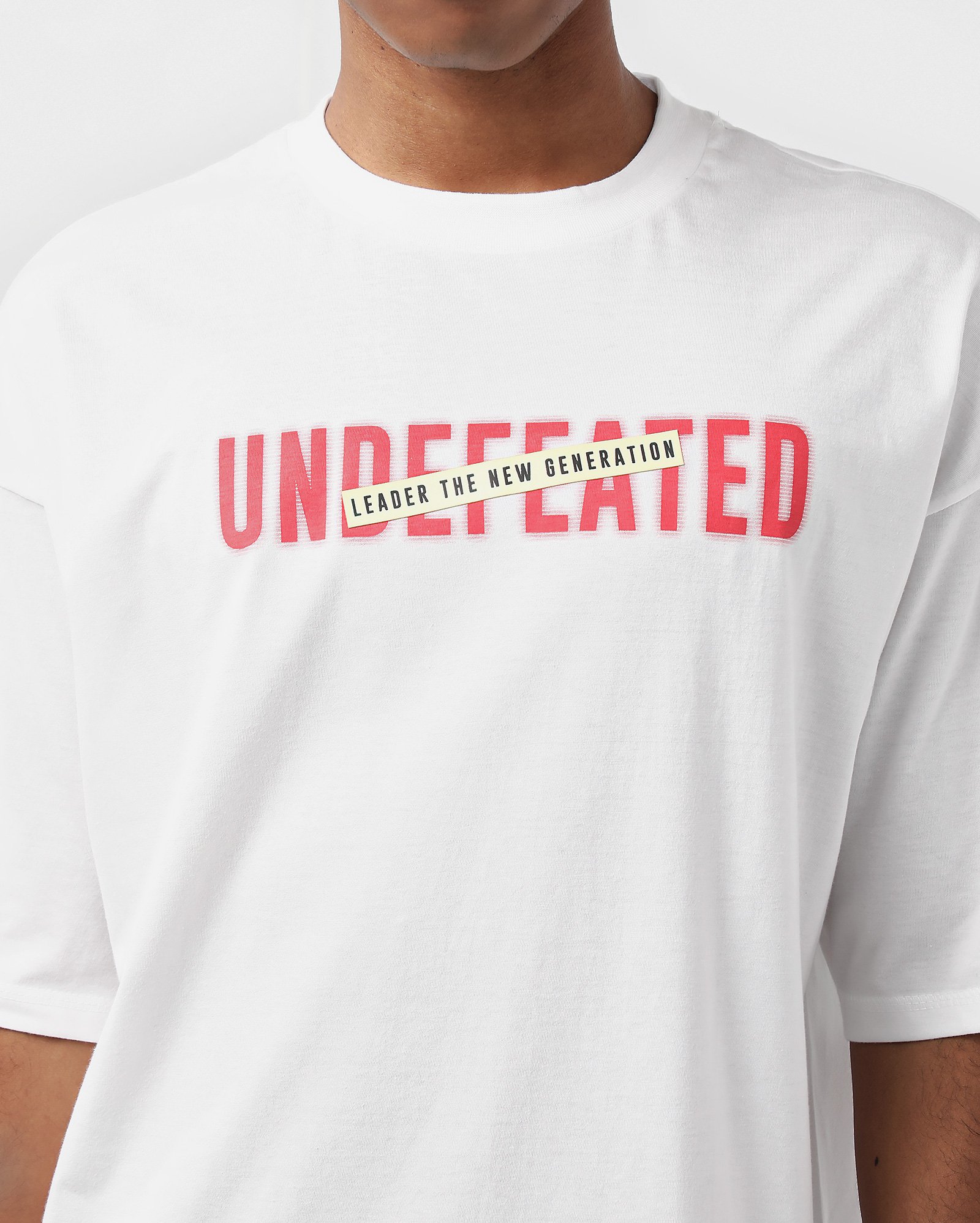 Undefeated Lettering Riachuelo | Camiseta juvenil lettering oversized undefeated branca | Pool