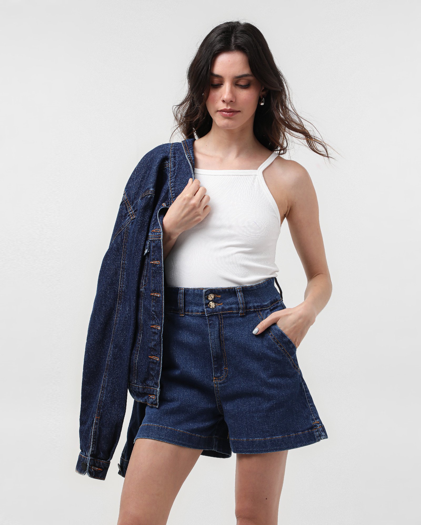 Short jeans feminino mom com cintura alta botão duplo denim escuro | Pool Jeans