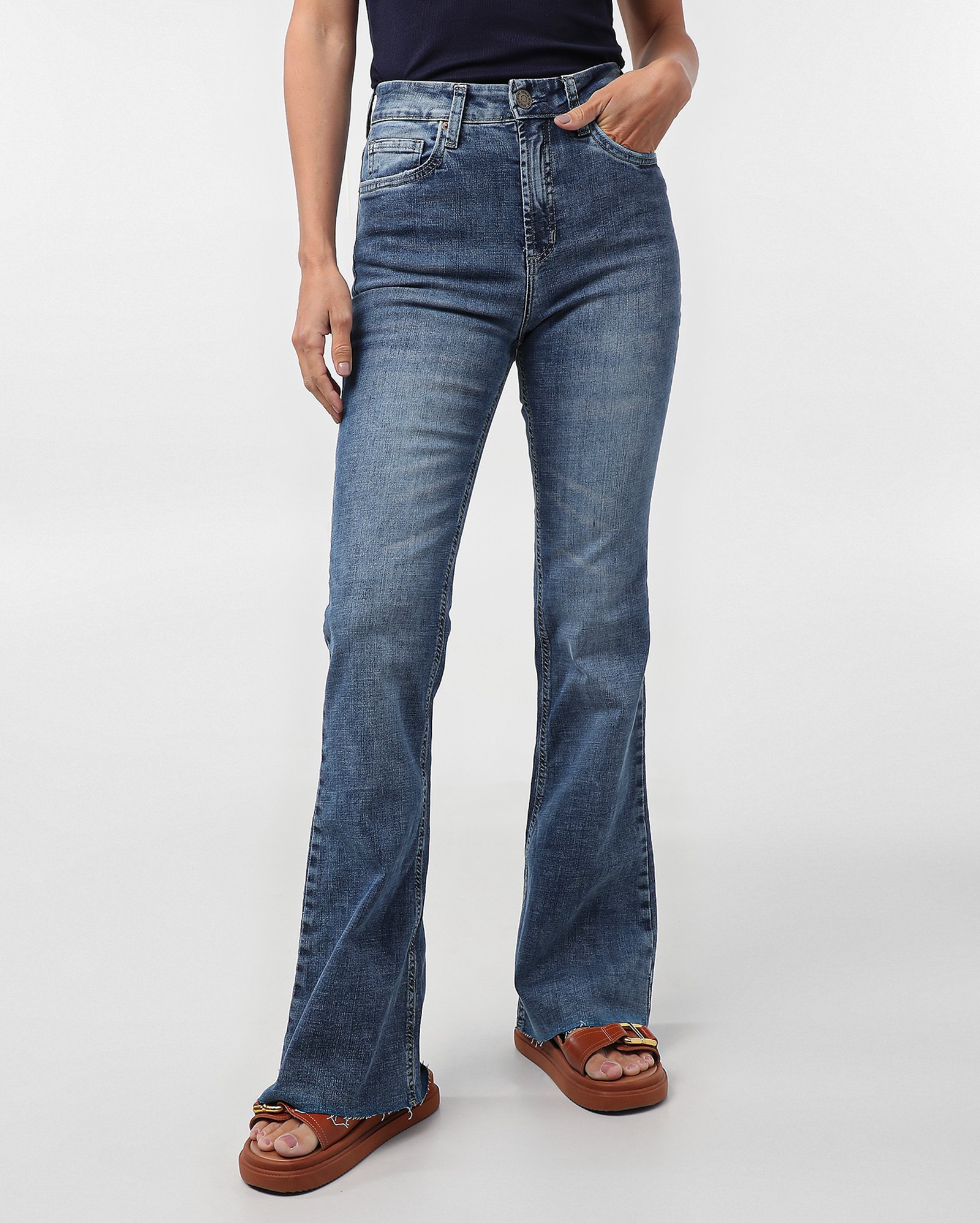 Calça jeans feminina bootcut barra desfiada denim escuro | Pool Jeans