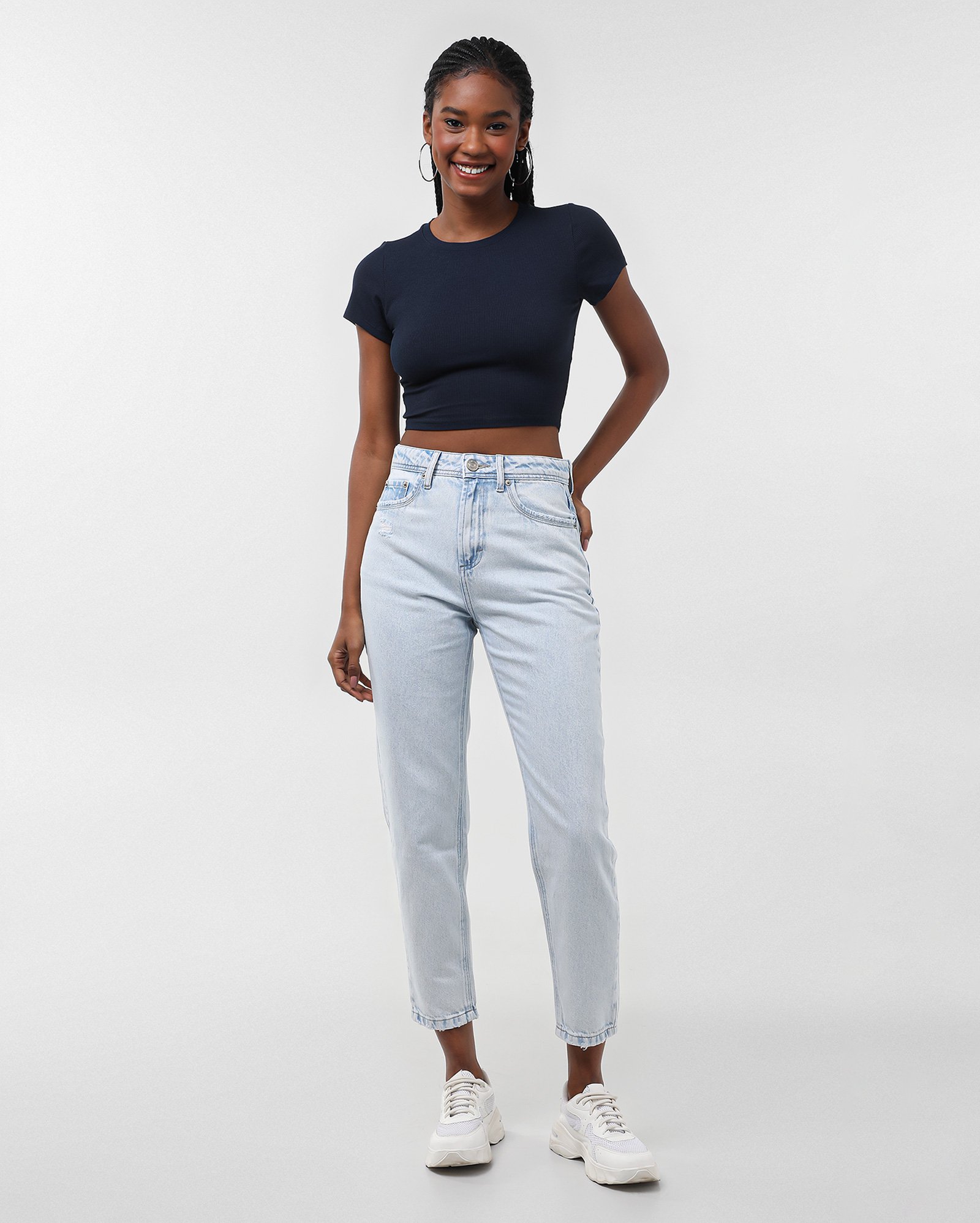 Calça jeans feminina mom cintura alta bolsos denim claro | Pool Jeans