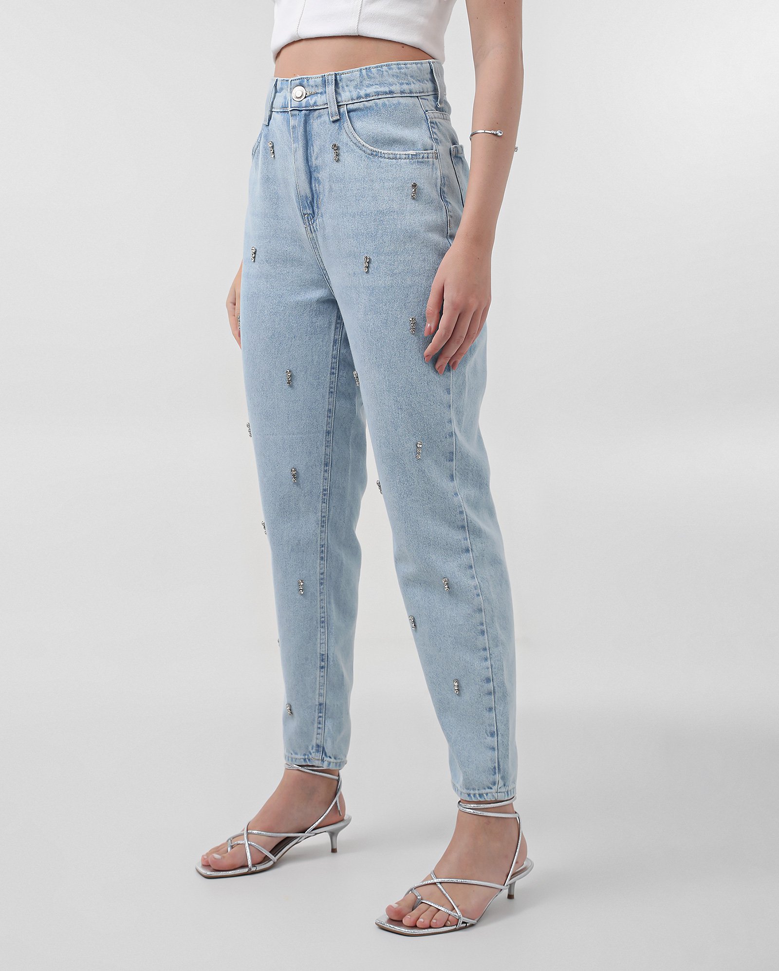 Calça jeans feminina mom cintura alta com pedrarias denim claro - Jeans Claro | Pool Jeans