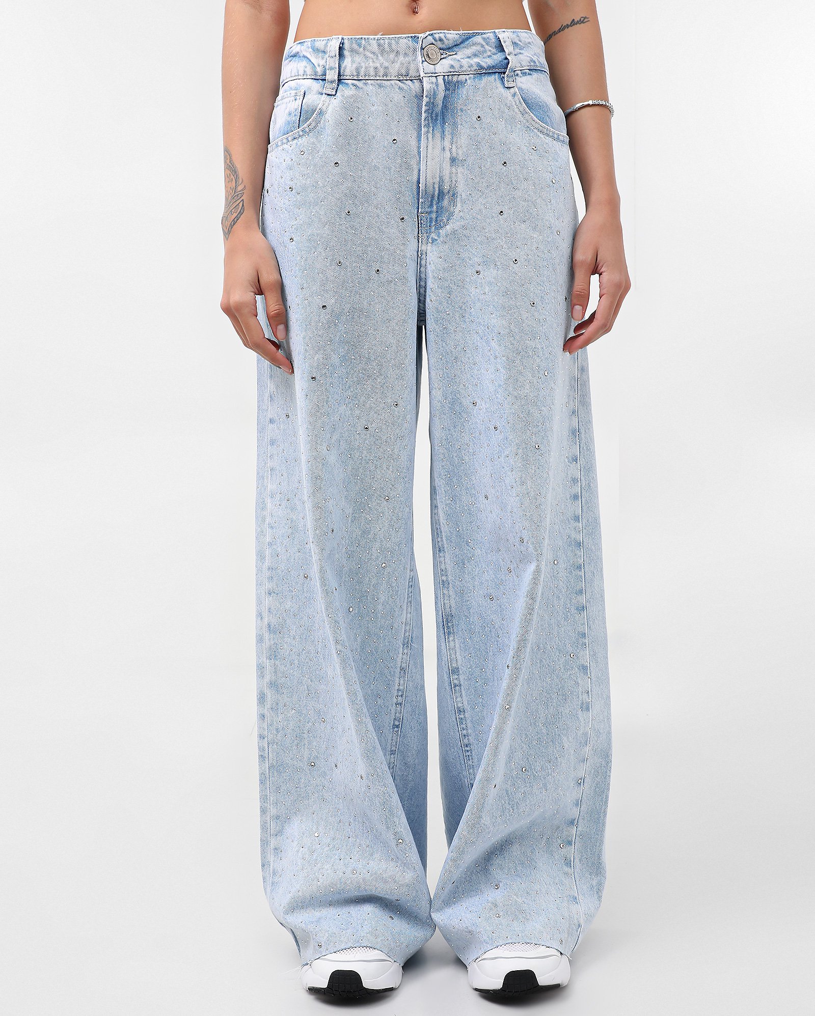 Calça jeans feminina skater cintura caída com pedrarias denim claro - Jeans Claro | Pool Jeans