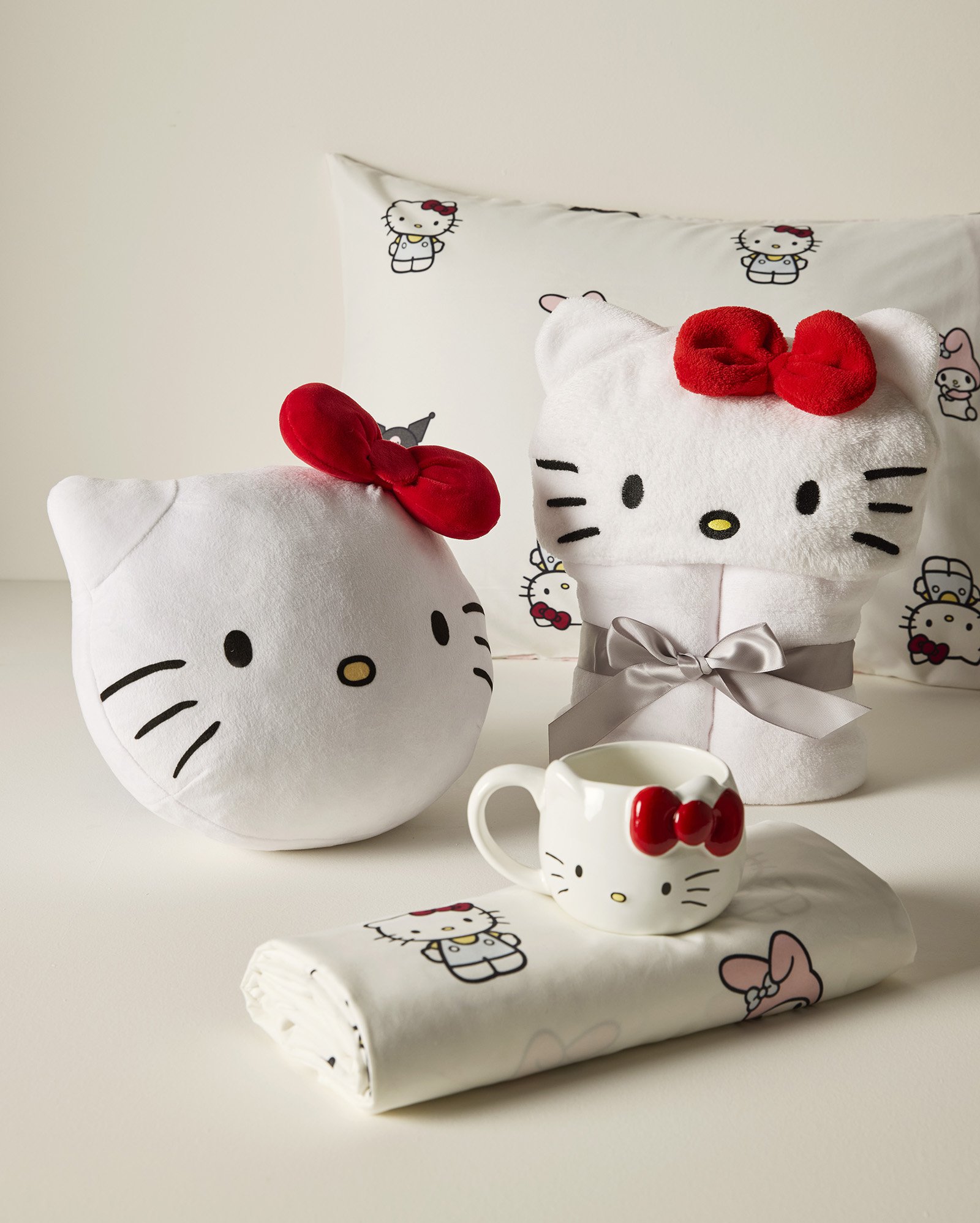 Almofada cabeça Hello Kitty branca | Sanrio + Casa Riachuelo