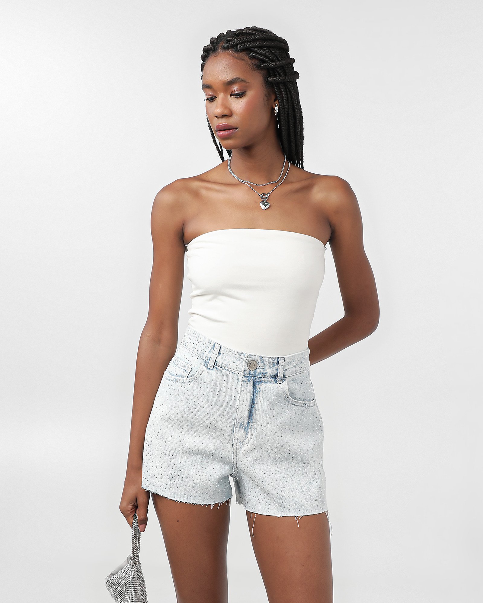 Short jeans feminino reto com mini tachas denim claro | Pool Jeans