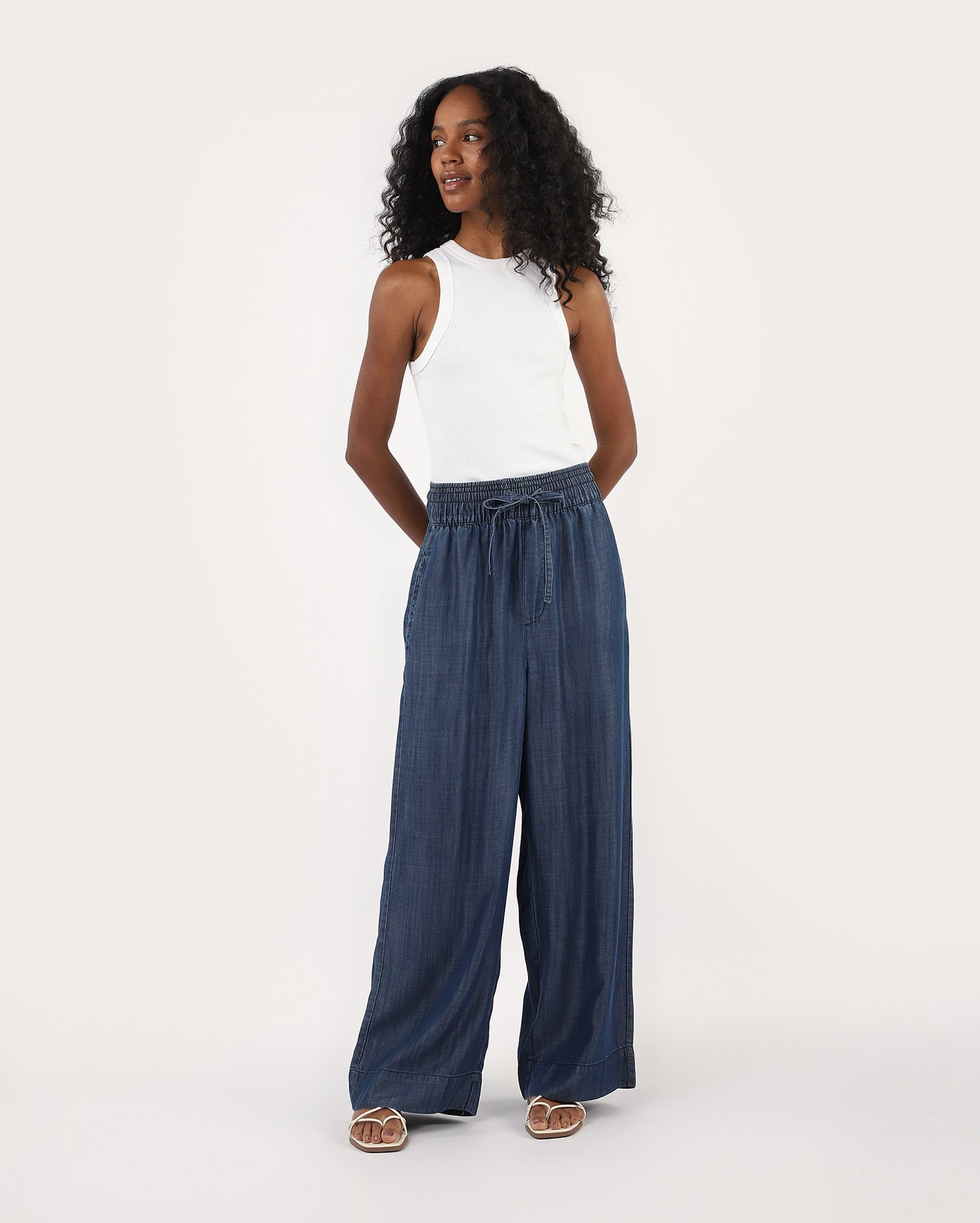 Calça jeans feminina relaxed cintura alta com elástico - Jeans Clássico Escuro | Pool Jeans