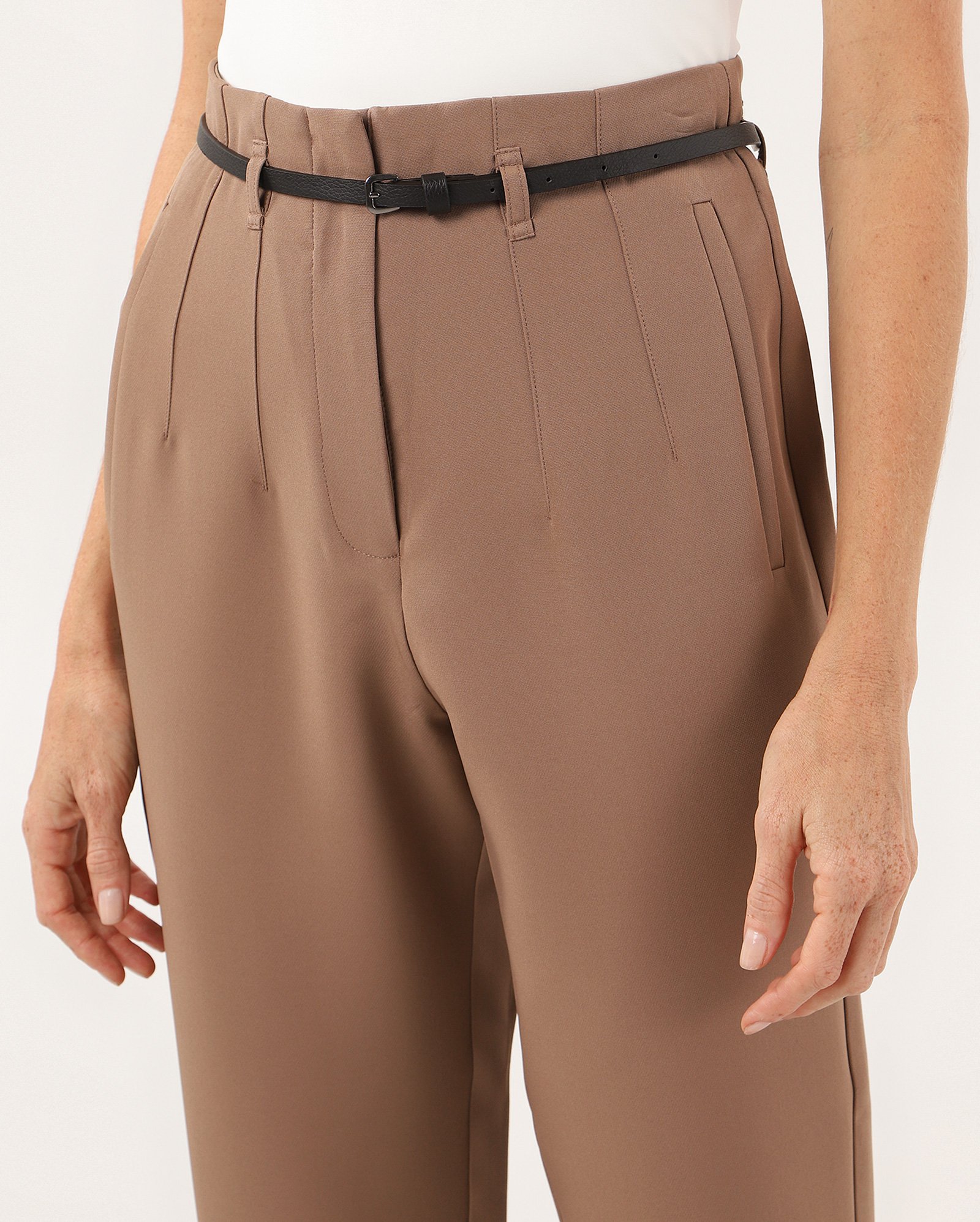 Calça feminina alfaiataria Luka com cinto e pregas - Marrom Claro