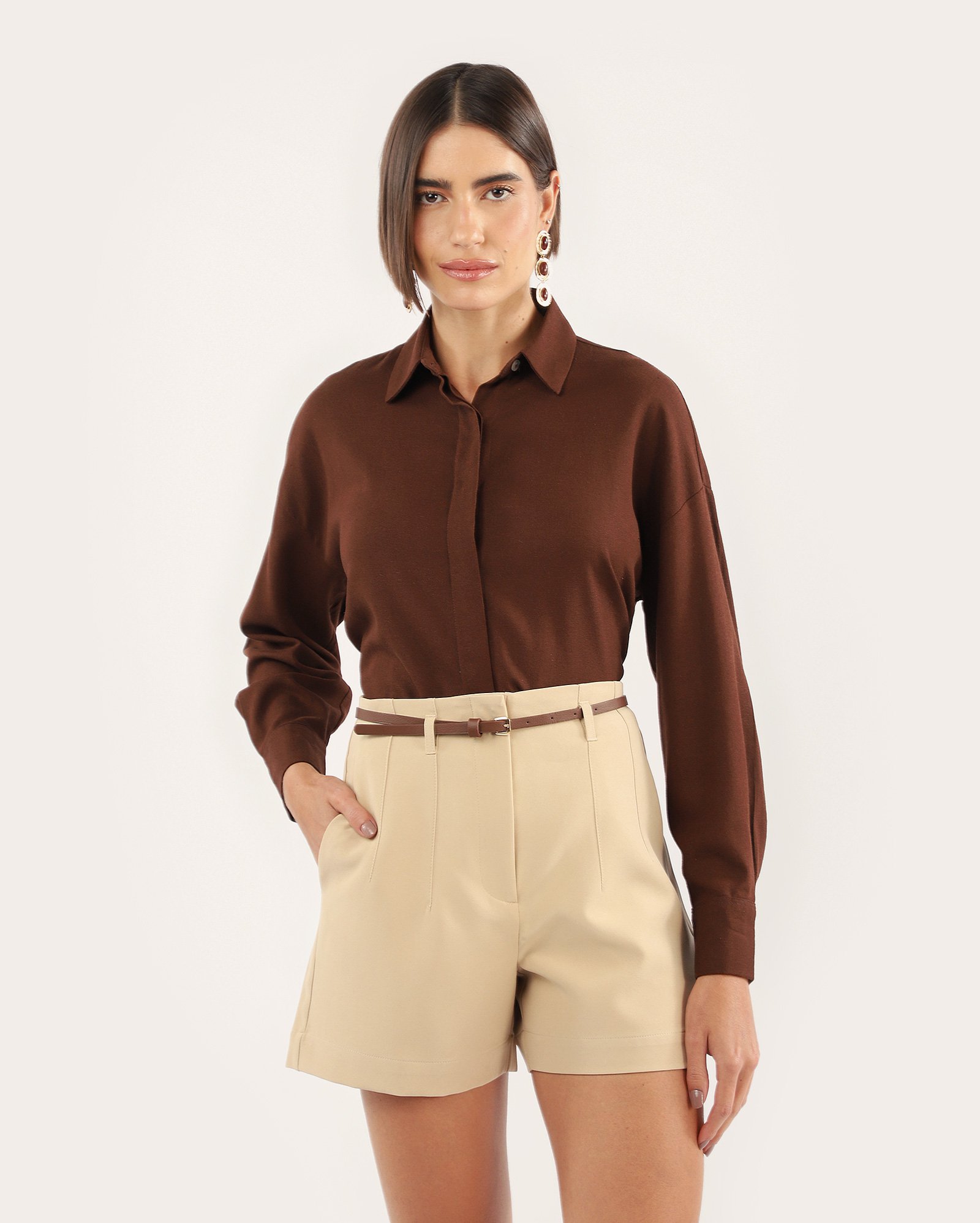 Short feminino alfaiataria Luka com cinto e pregas - Bege Claro