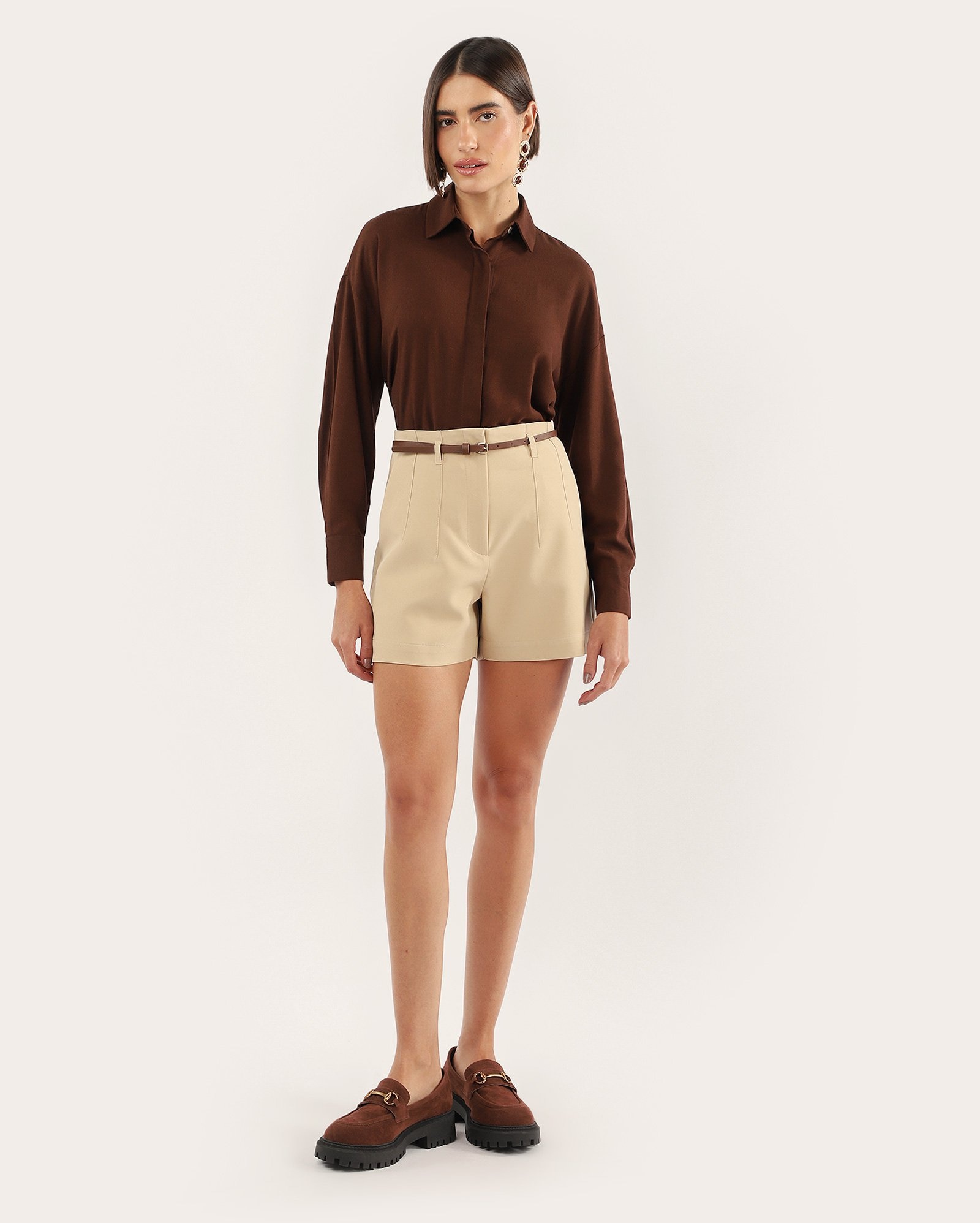 Short feminino alfaiataria Luka com cinto e pregas - Bege Claro