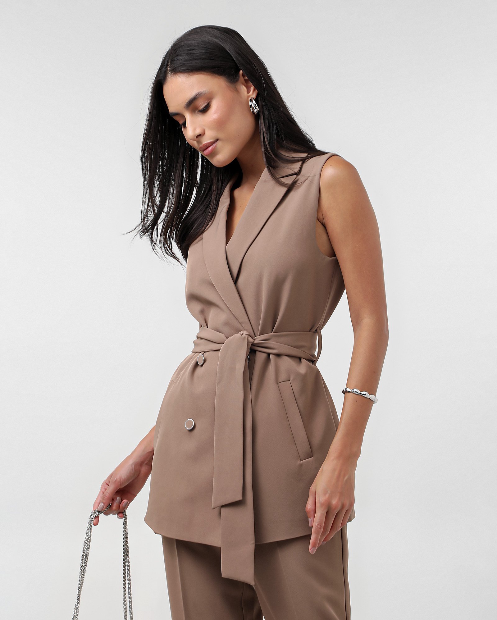 Colete feminino gola tailleur com amarração marrom — foto 5