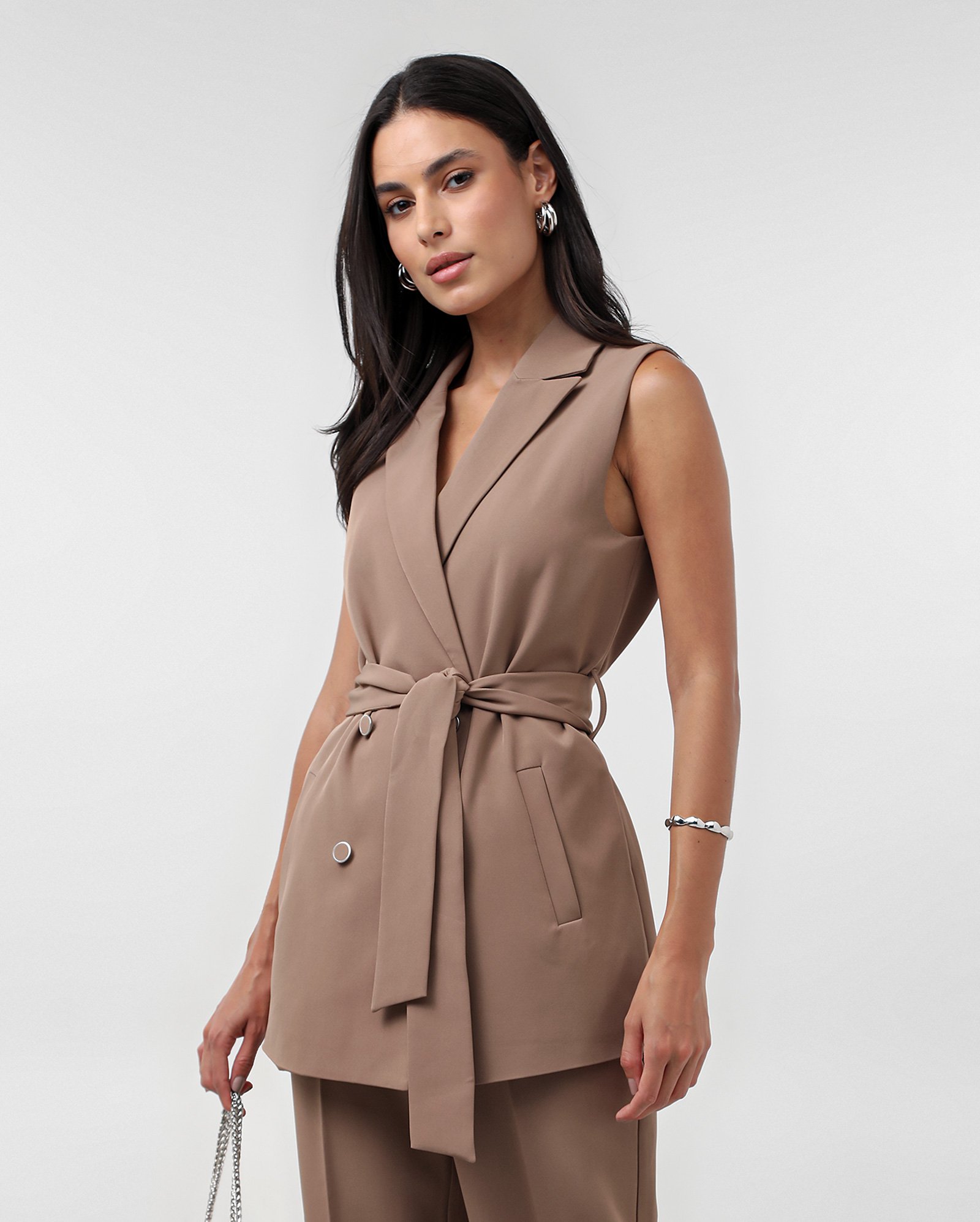 Colete feminino gola tailleur com amarração marrom | AK by Riachuelo