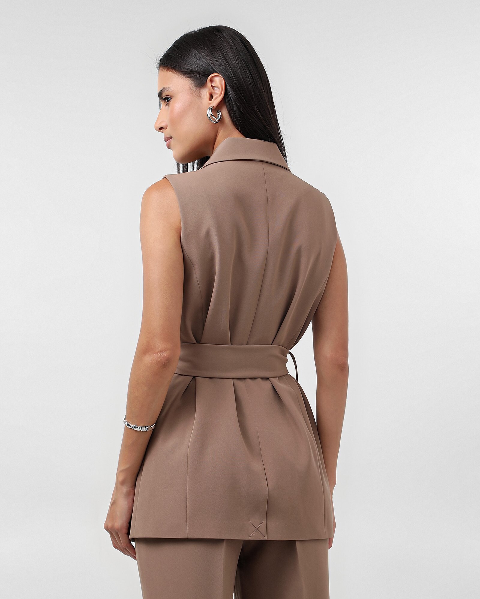 Colete feminino gola tailleur com amarração marrom — foto 6