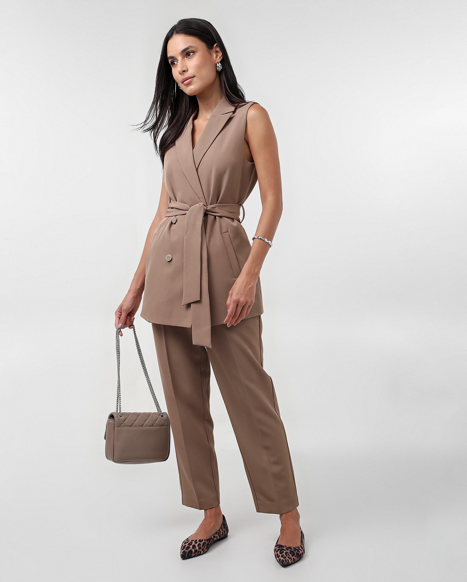 Colete feminino gola tailleur com amarração marrom — foto 2