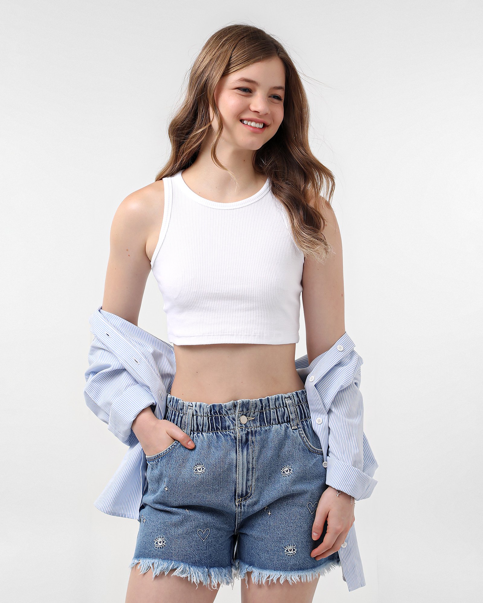 Short jeans juvenil bordado coração denim médio | Pool