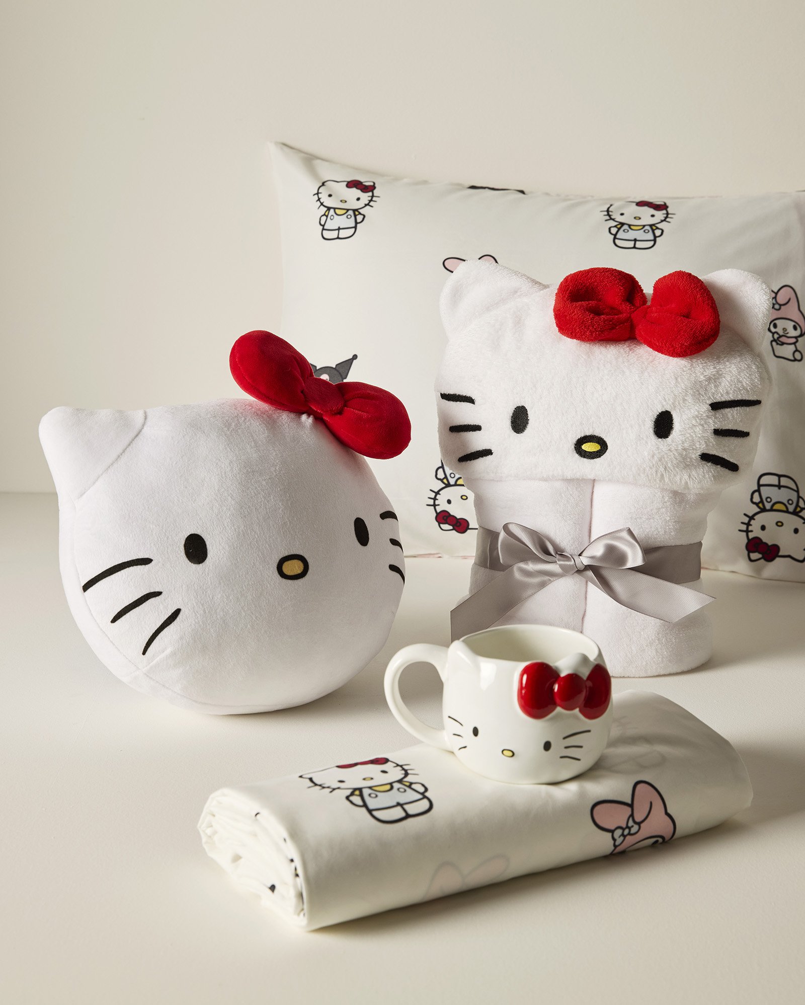 Manta capuz Hello Kitty fleece com laço branca | Sanrio + Casa Riachuelo