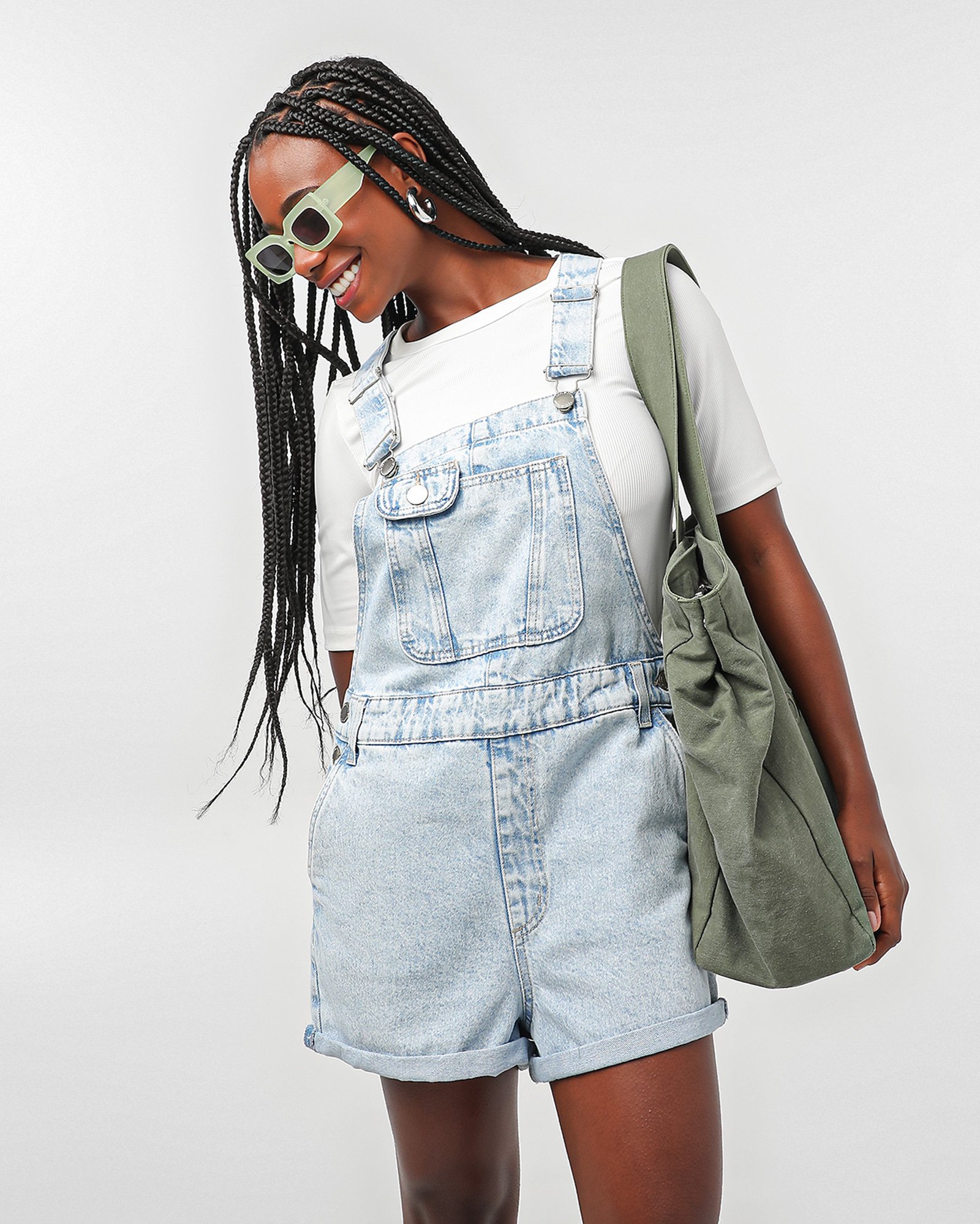 Jardineira jeans feminina com bolso frontal denim claro | Pool Jeans