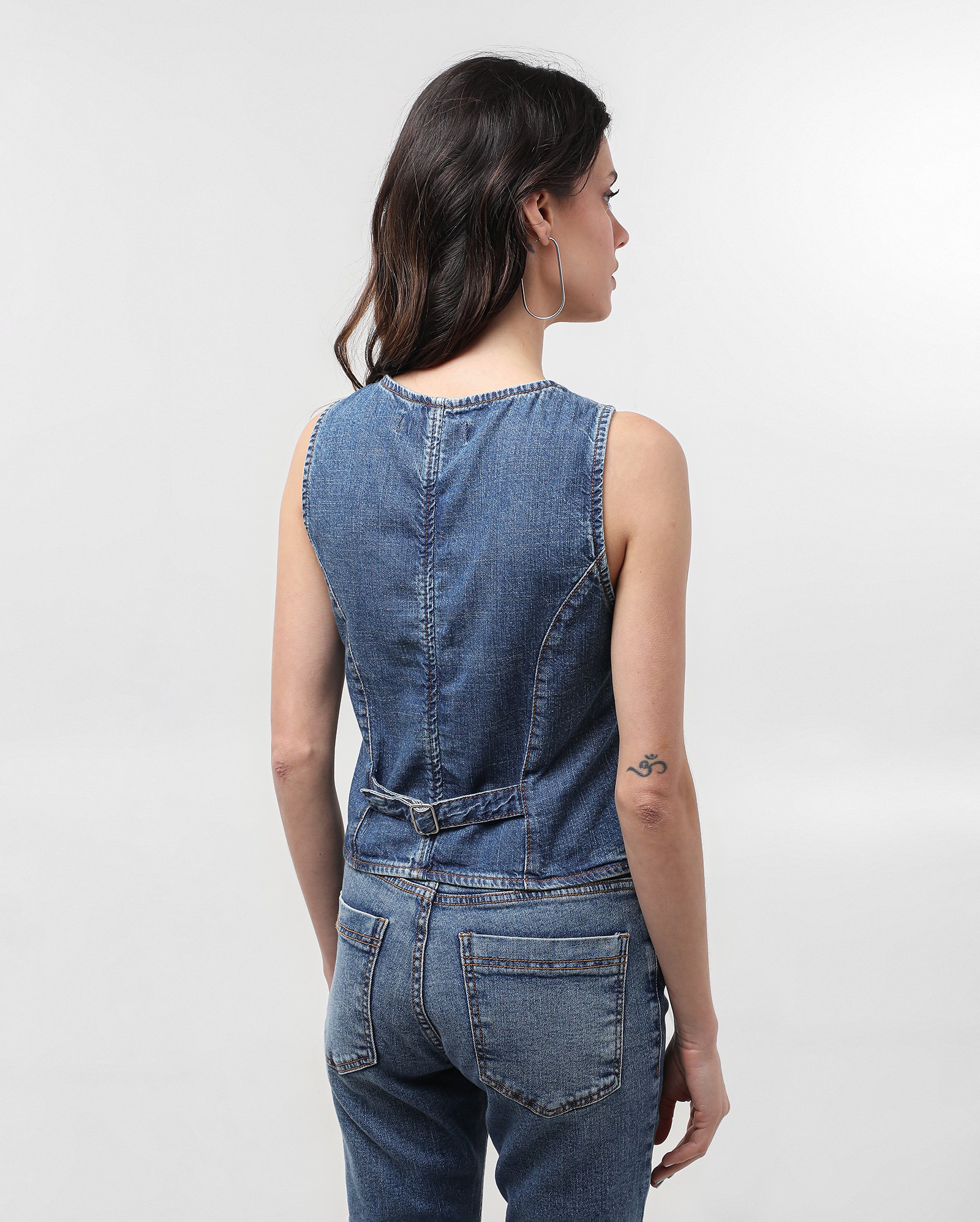 Colete jeans feminino com 3 botões denim médio | Pool Jeans