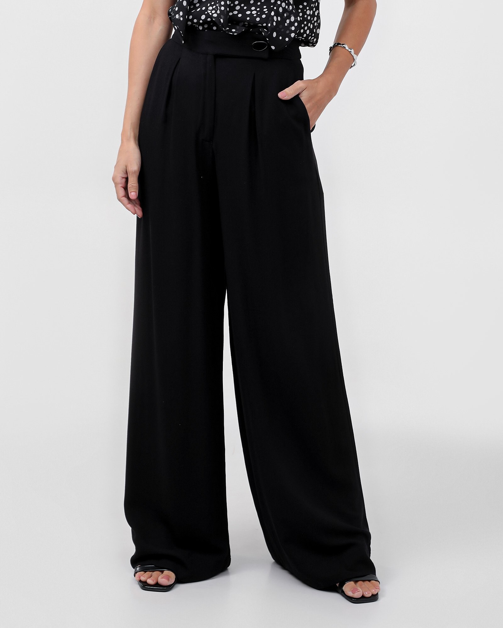 Calça feminina pantalona com pregas preta | AK by Riachuelo — foto 3