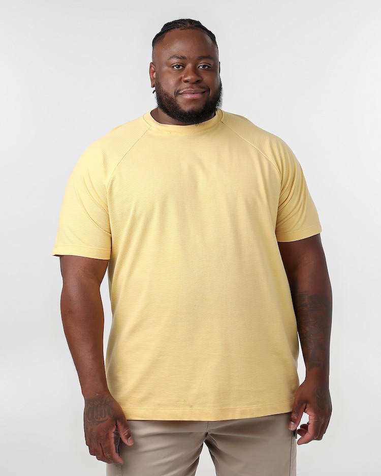 Riachuelo Camiseta plus size masculina texturizada amarela