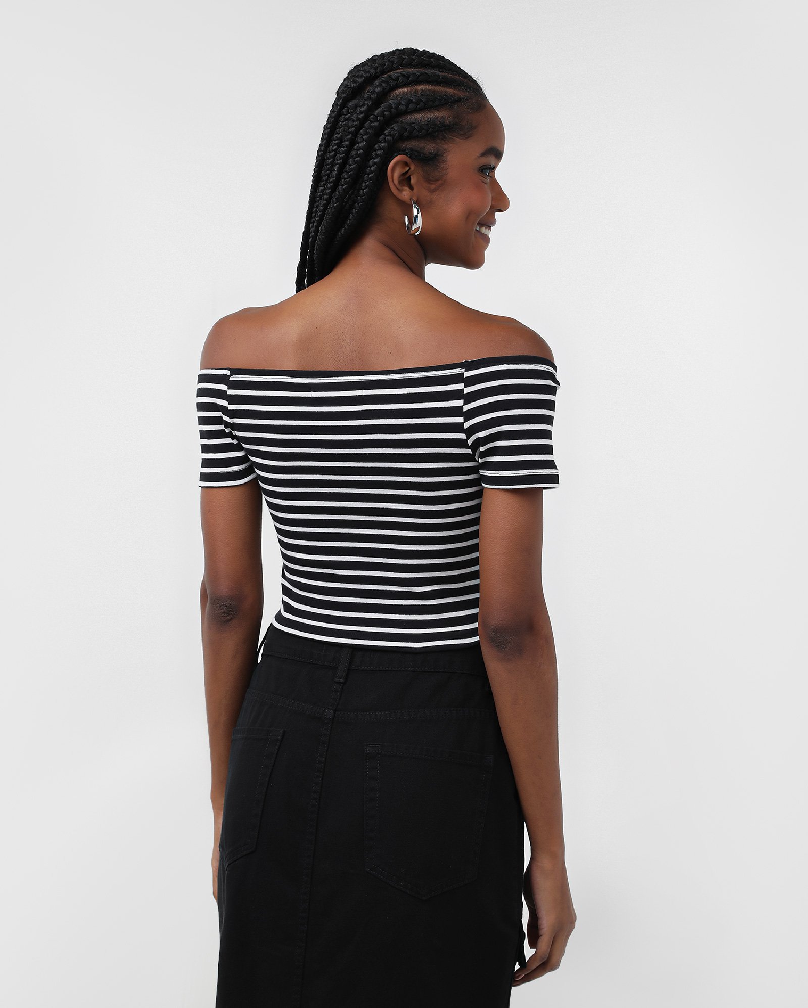 Blusa cropped ombro a ombro canelada listrada - Preto | Pool — foto 2