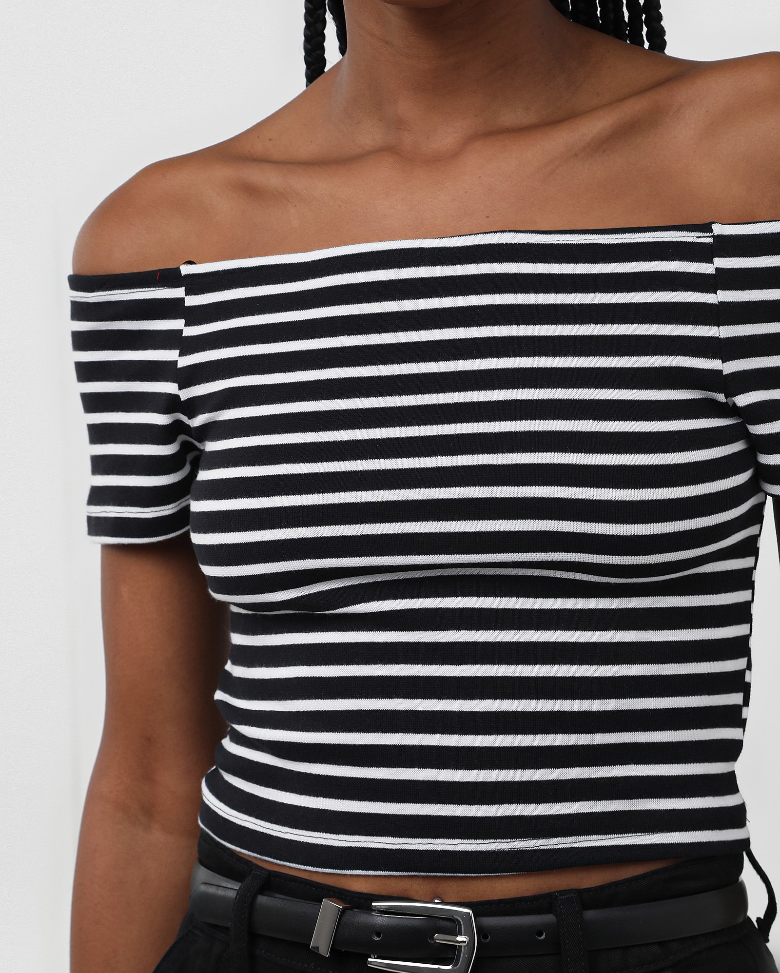 Blusa cropped ombro a ombro canelada listrada - Preto | Pool — foto 4