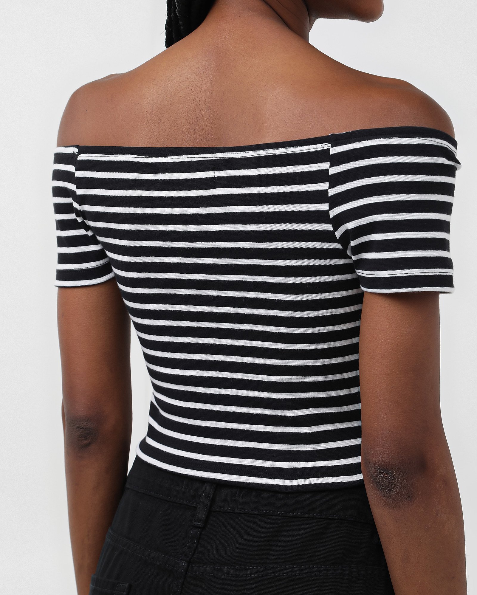 Blusa cropped ombro a ombro canelada listrada - Preto | Pool — foto 5