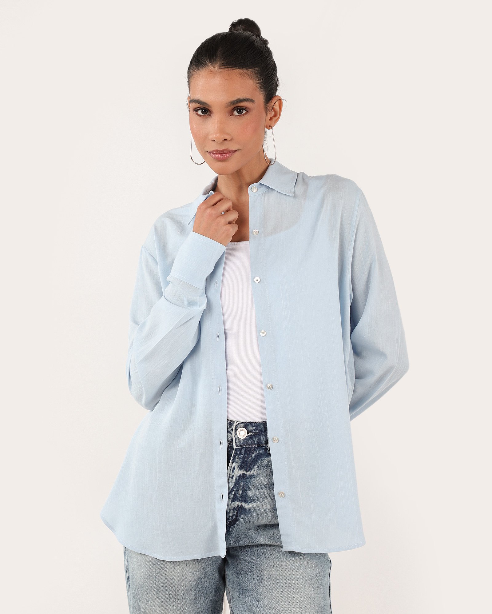 Camisa feminina ampla manga longa Elis lisa azul | AK by Riachuelo