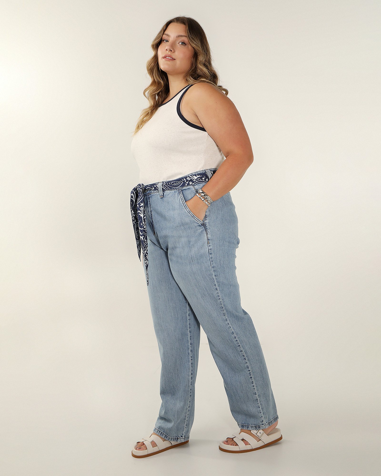Calça jeans plus size feminina reta com cinto denim médio | AK Plus by Riachuelo