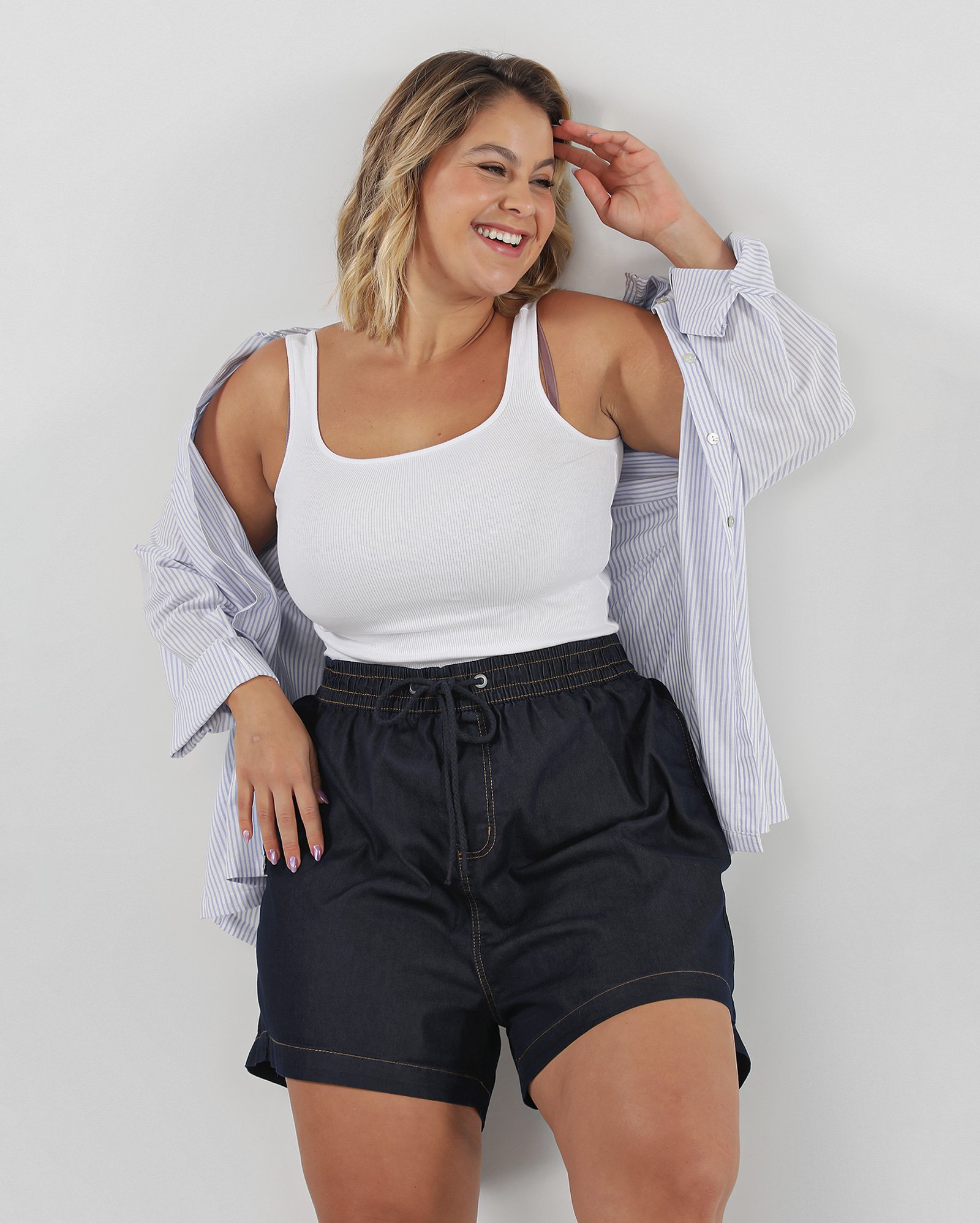 Short jeans plus size feminino com cós de elástico denim escuro | Pool Jeans