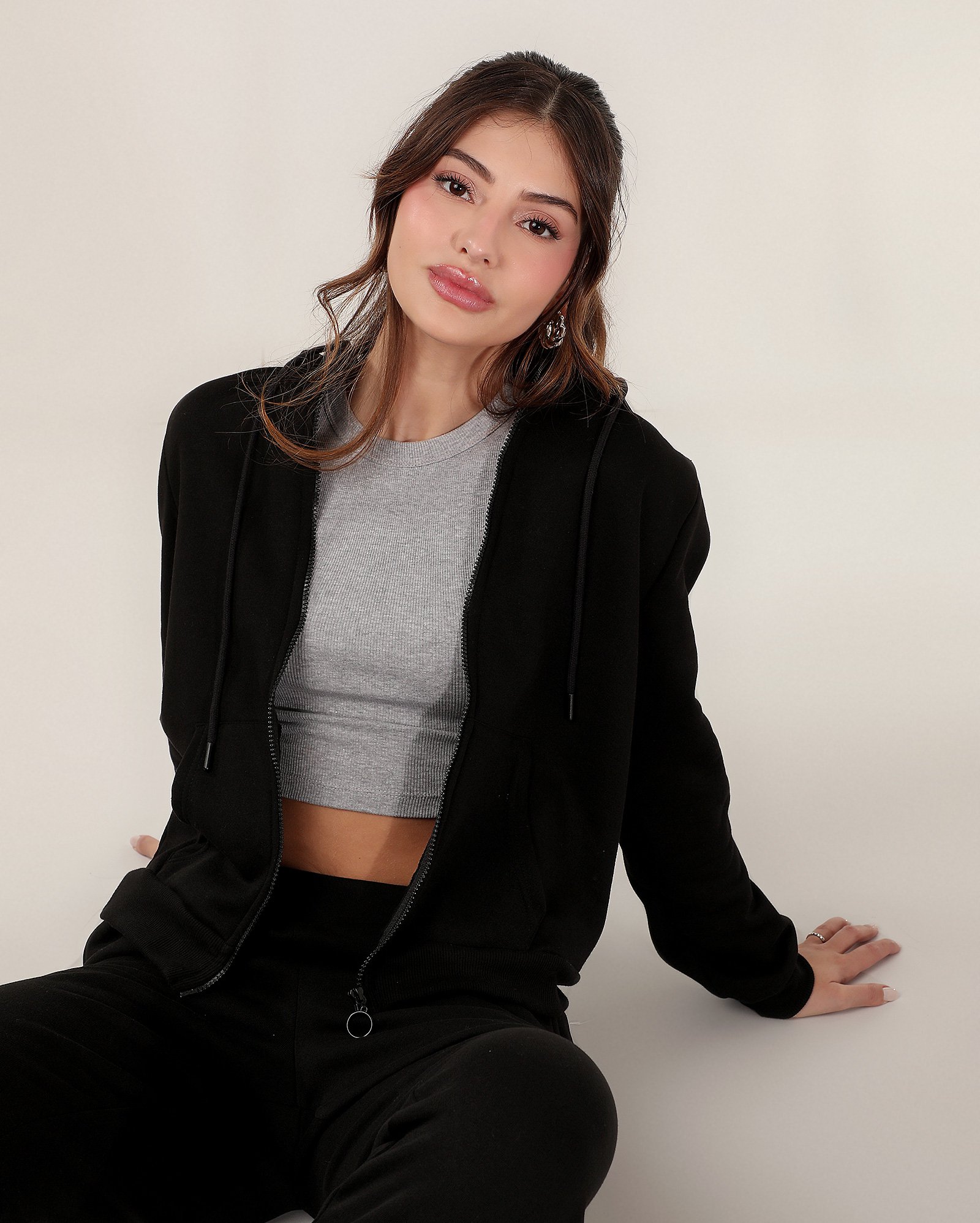 Blusa de moletom feminina com capuz e zíper preta | Pool Basics