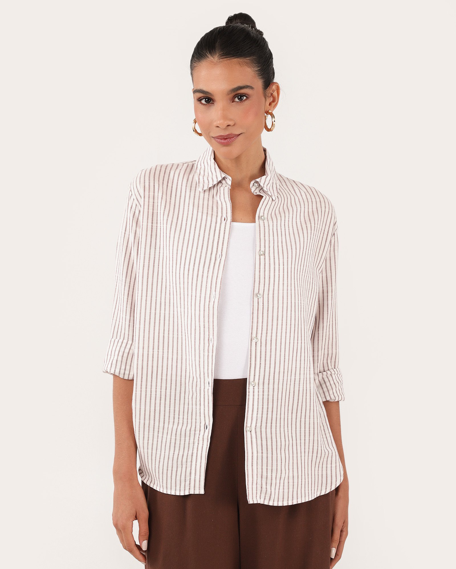 Camisa feminina Elis alongada com listras marrom | AK by Riachuelo