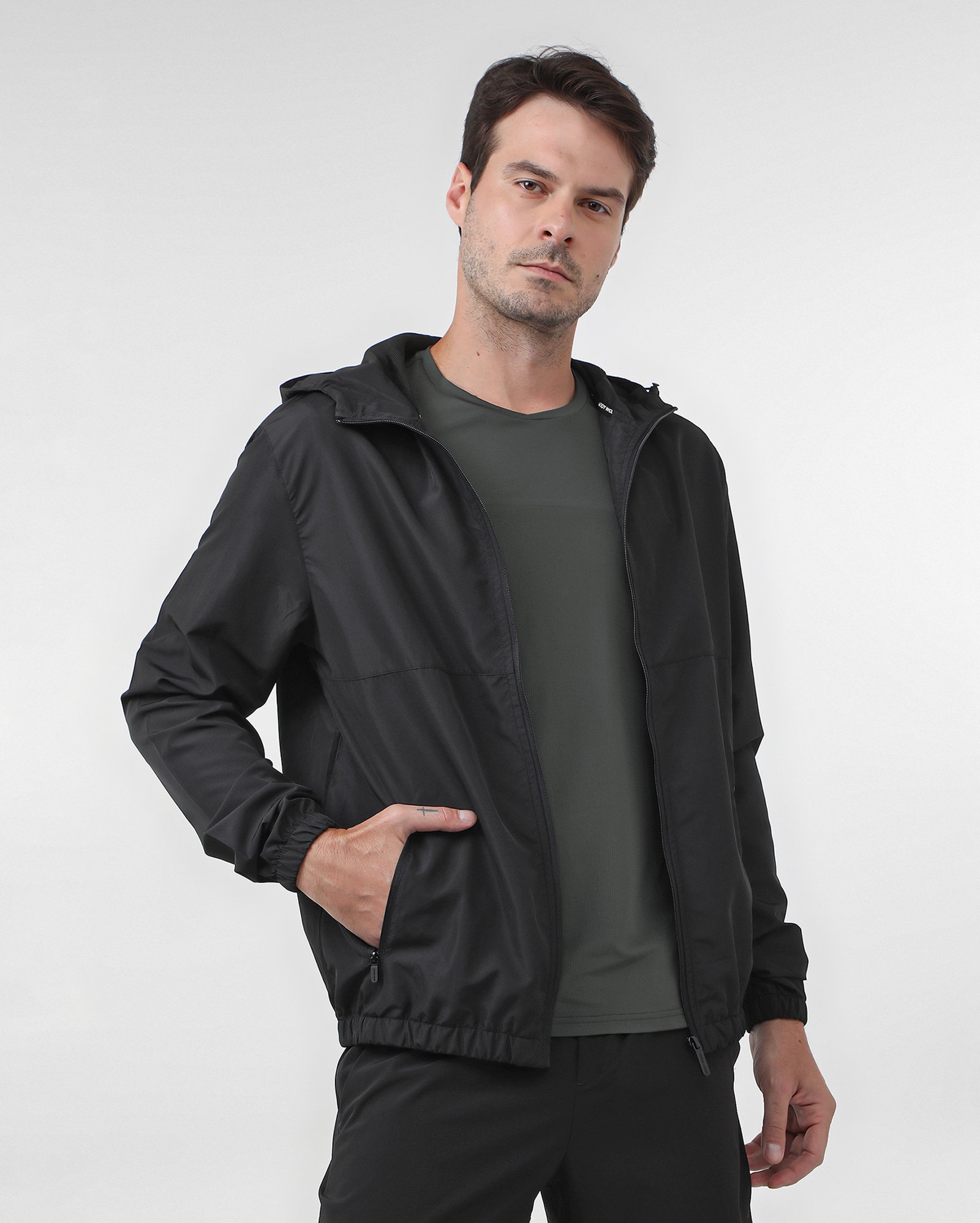 Jaqueta corta vento masculino treino capuz - Preto | BodyWork by Riachuelo