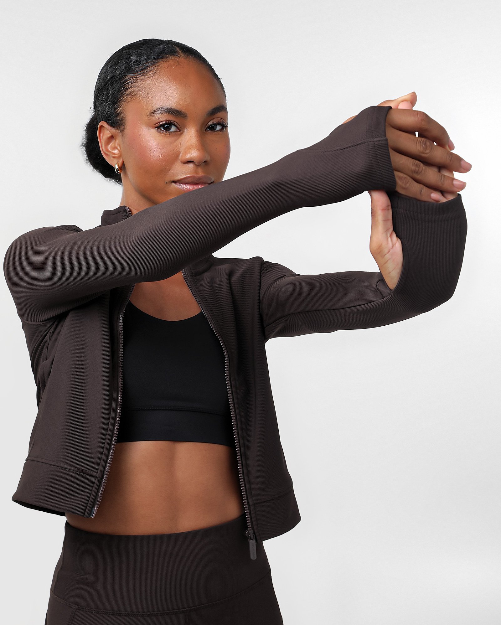 Jaqueta esportiva feminina canelada com dedeira marrom | BodyWork by Riachuelo
