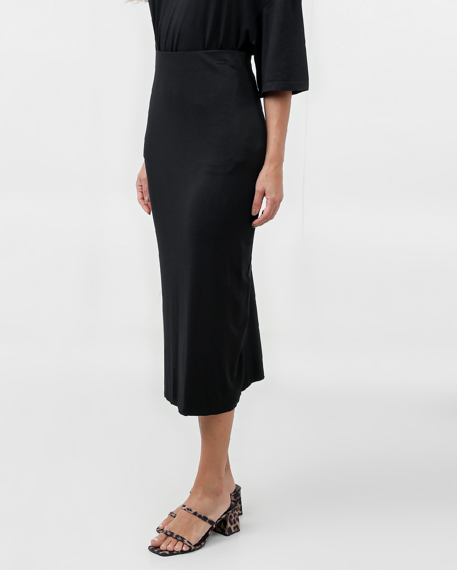 Saia midi em viscose reta - Preto | Pool Basics
