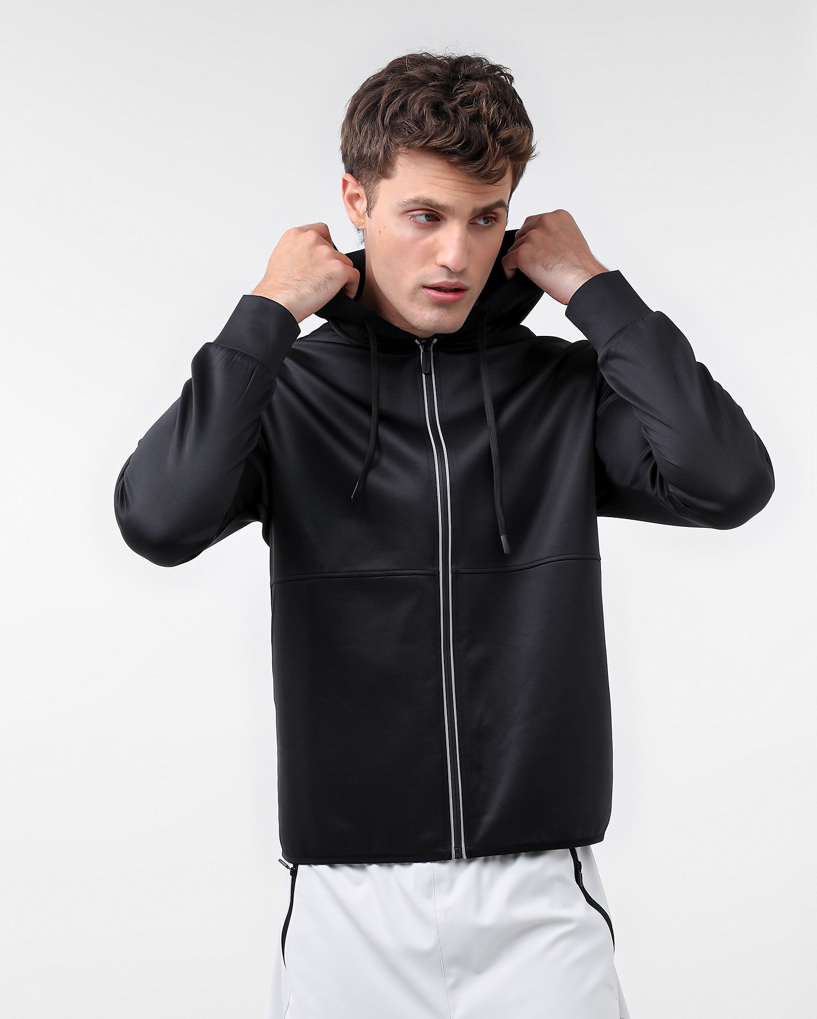 Jaqueta esportiva masculina com capuz preta | BodyWork by Riachuelo