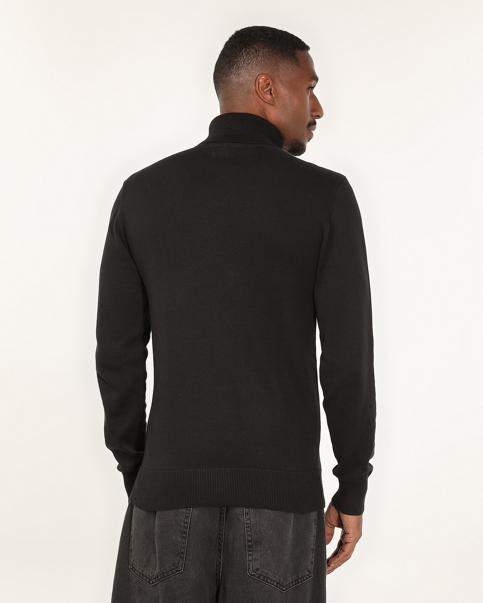 Blusa masculina tricot manga longa e gola alta preta | Original by Riachuelo