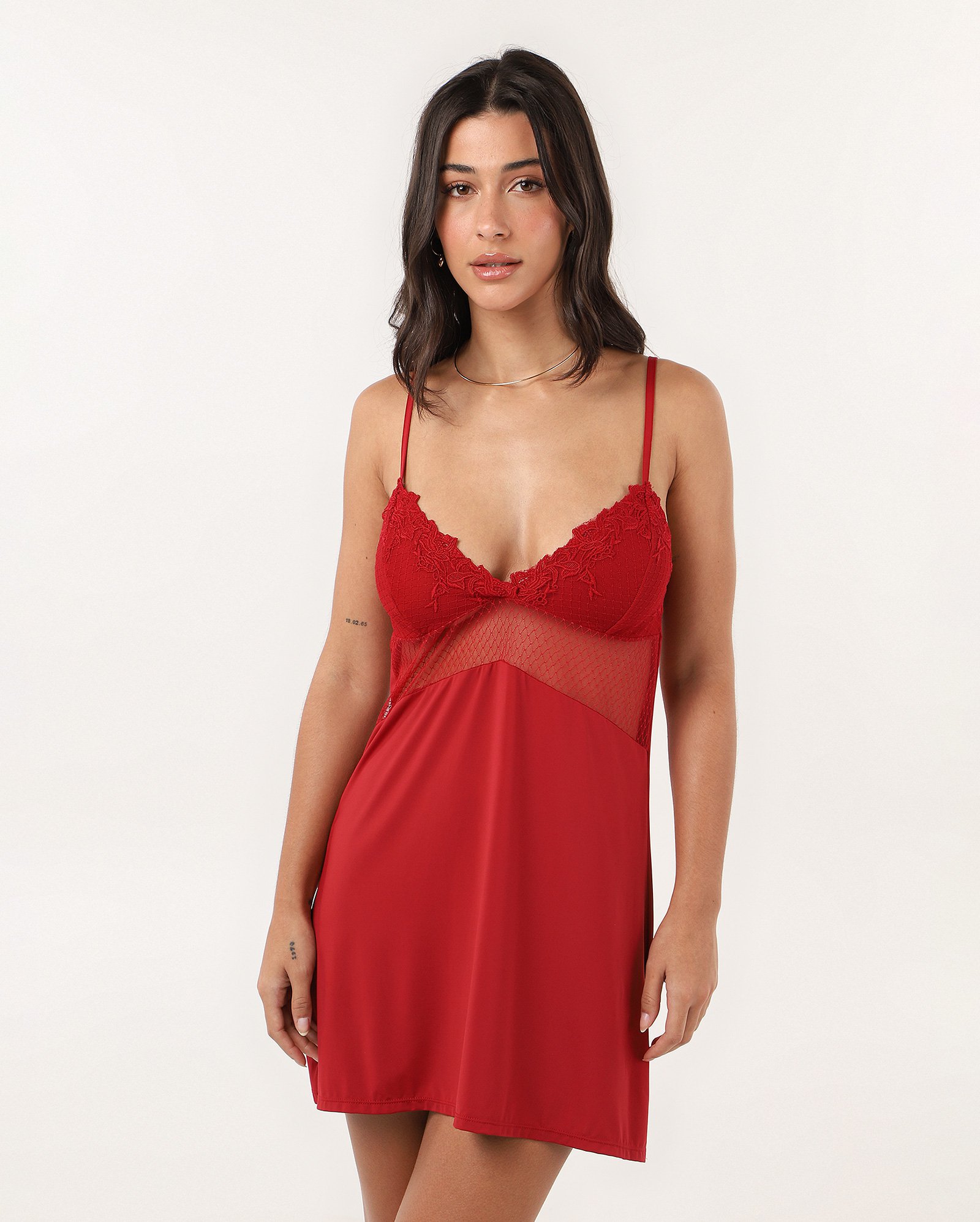 Camisola curta de poliamida com renda vermelha | Riachuelo
