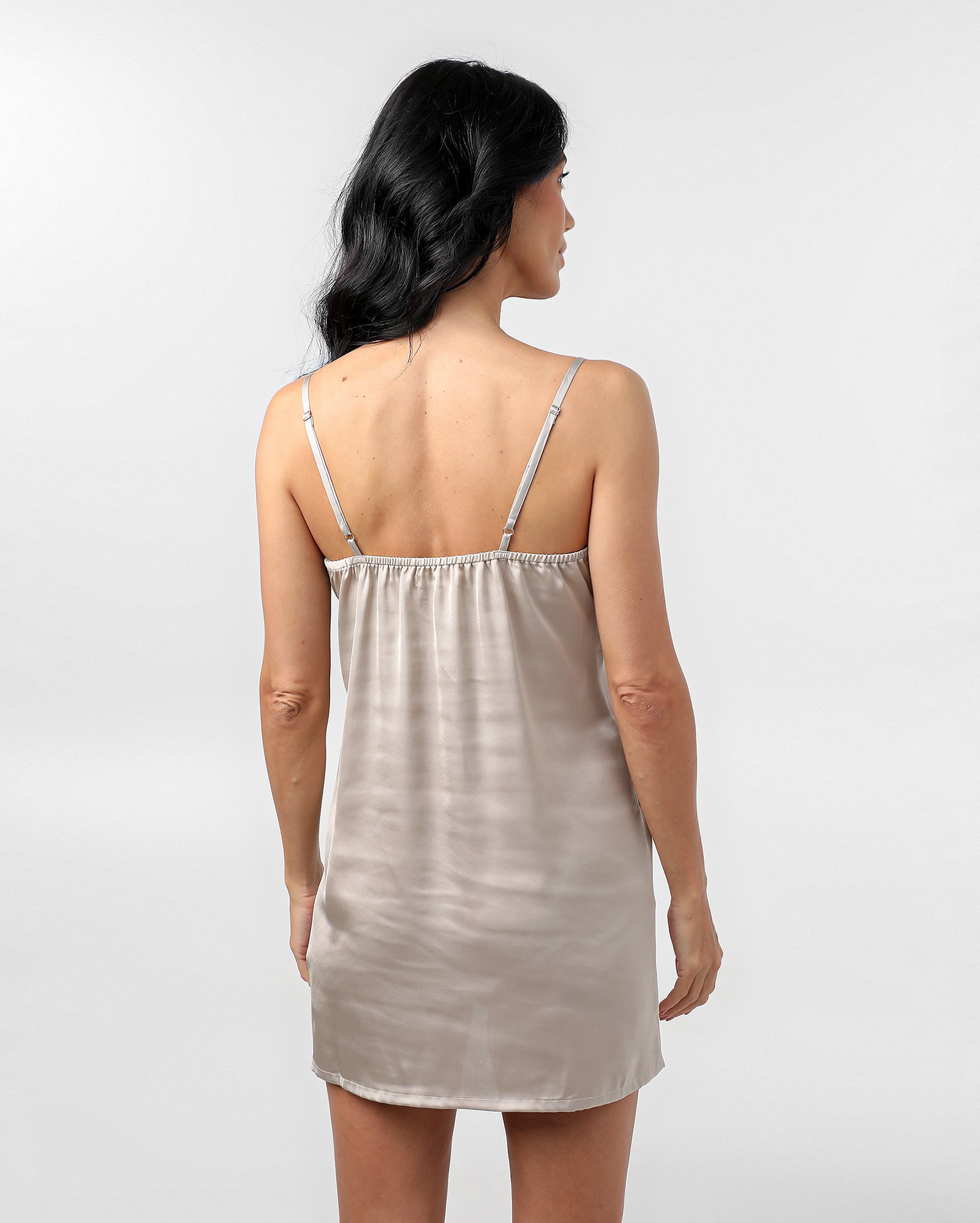 Camisola curta acetinada com decote V prata | Riachuelo