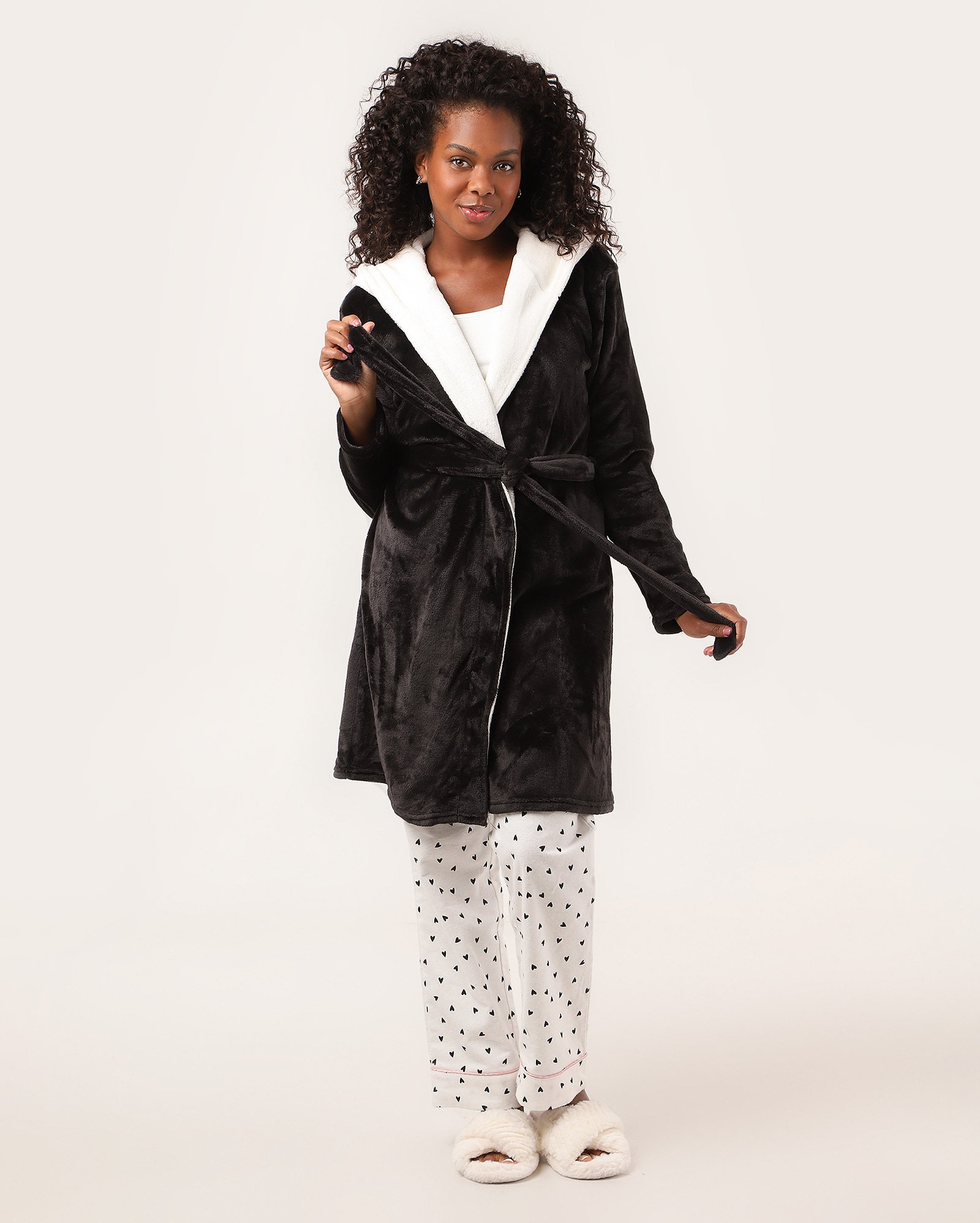 Robe feminino fleece com amarração e capuz panda preto | Riachuelo