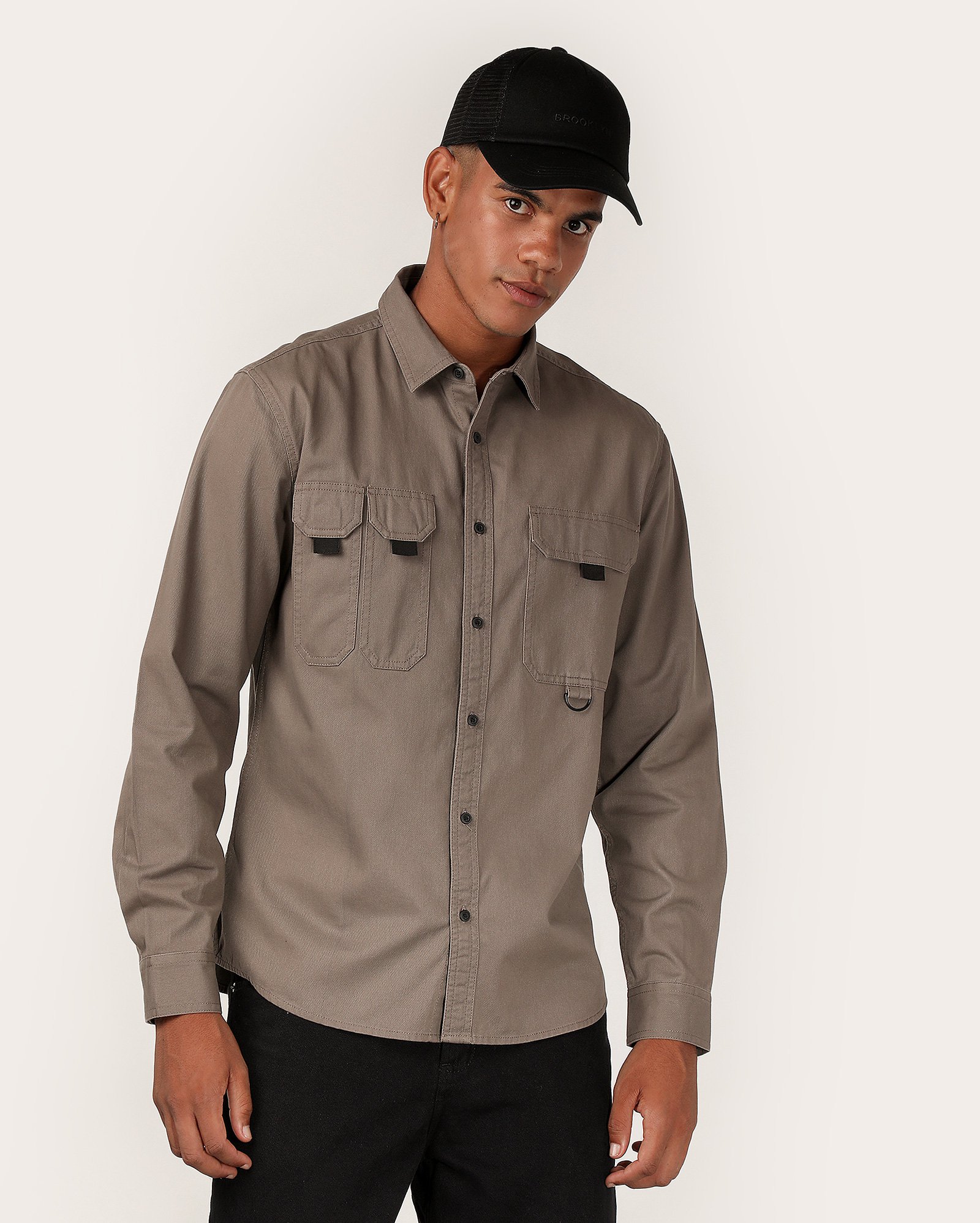 Camisa masculina regular com 3 bolsos cargo marrom | Pool
