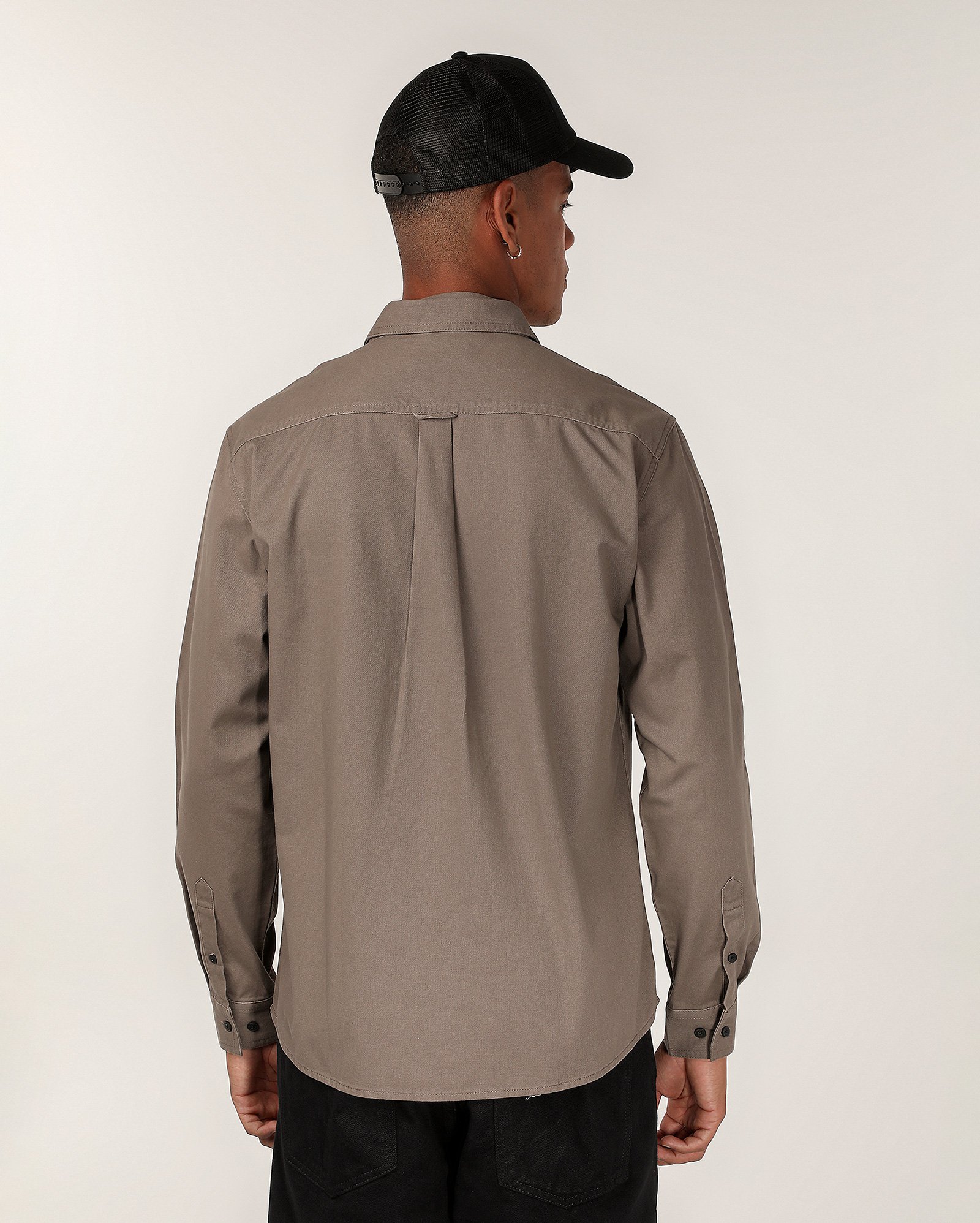 Camisa masculina regular com 3 bolsos cargo marrom | Pool