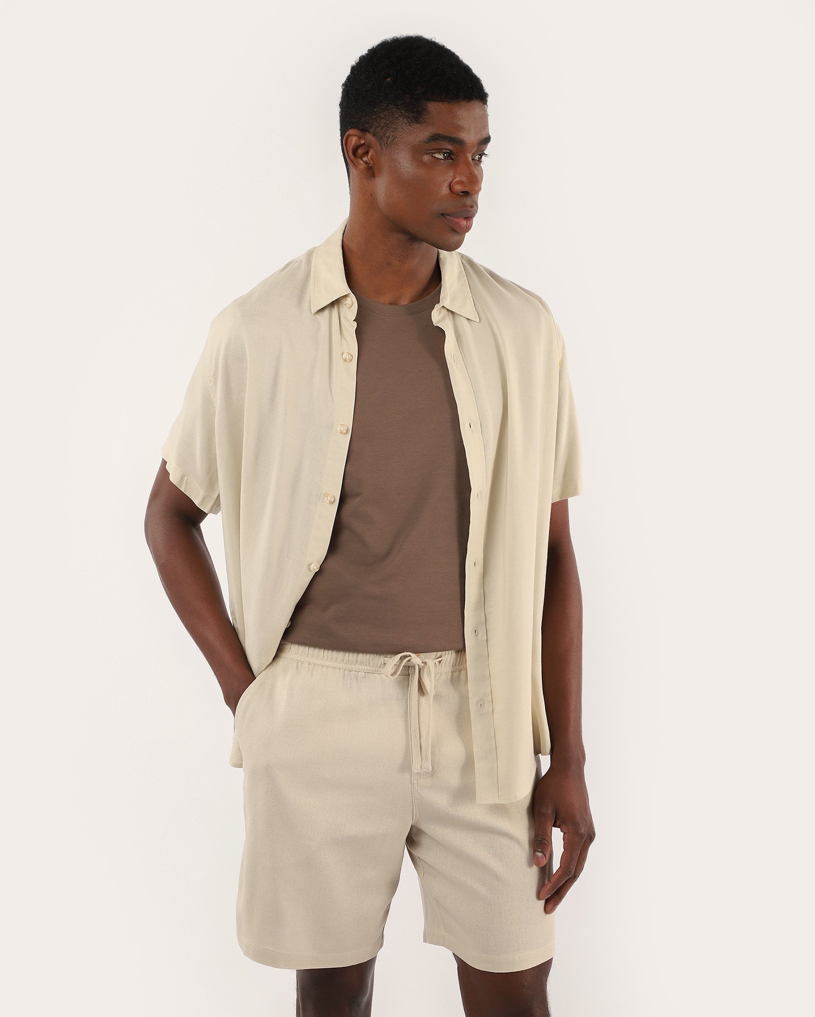 Bermuda masculina regular em viscolinho bege
