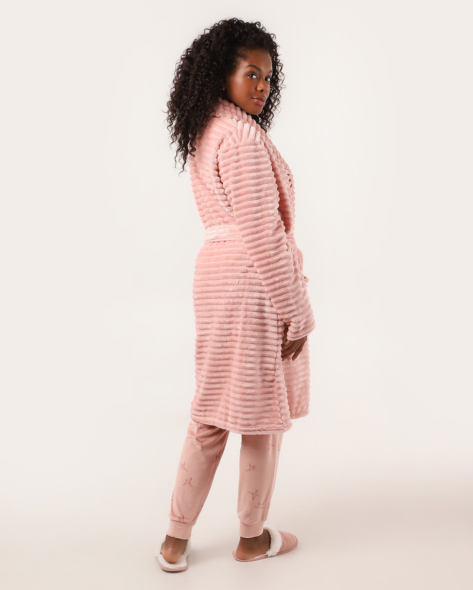 Robe feminino fleece texturizado com bolsos rosa | Riachuelo