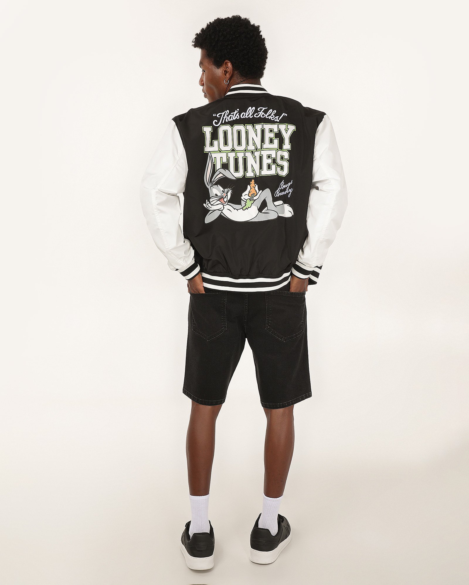Jaqueta masculina relaxed college Pernalonga Looney Tunes preta | Warner Bros.