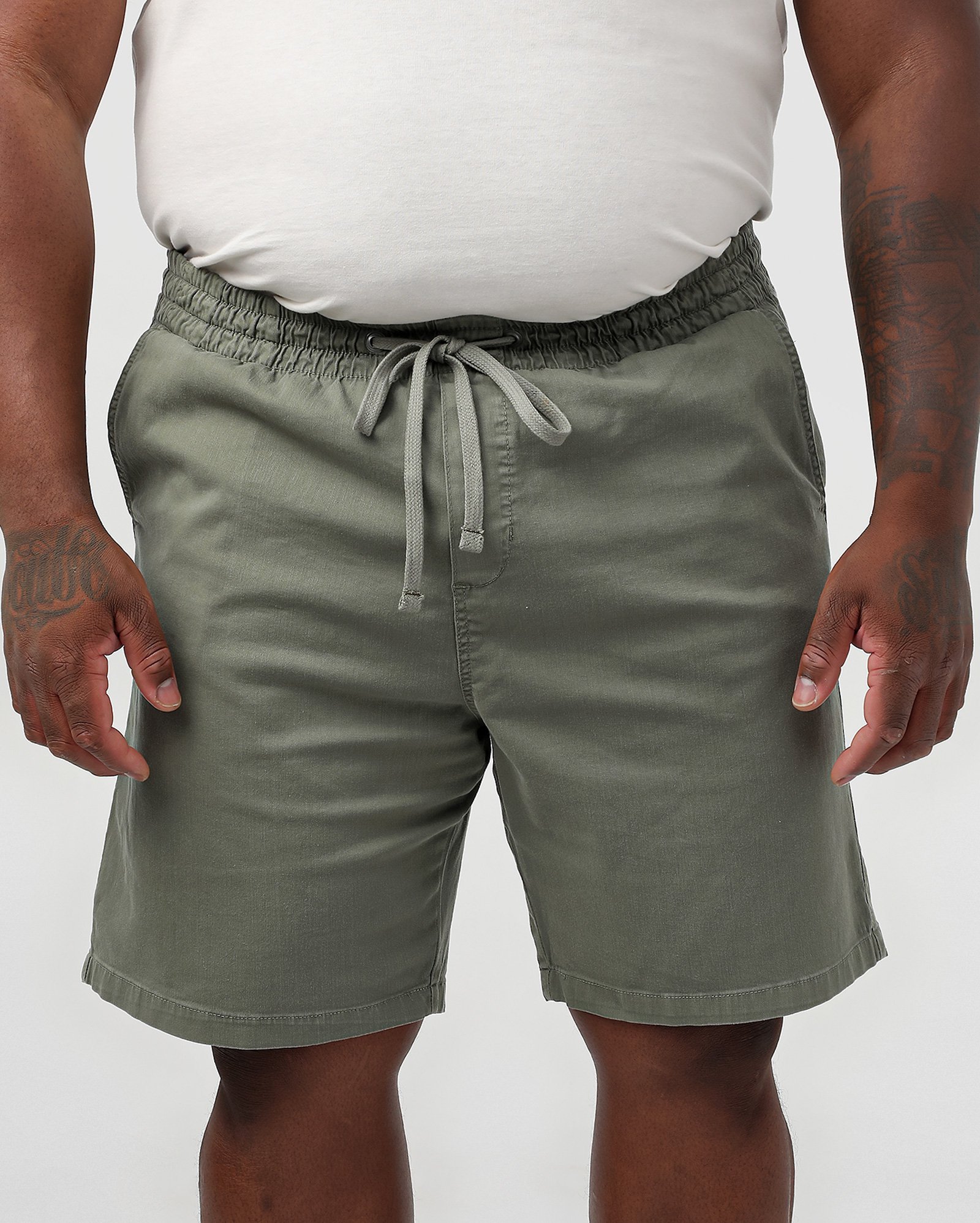 Bermuda sarja plus size masculina reta com elástico cinza | Pool Jeans