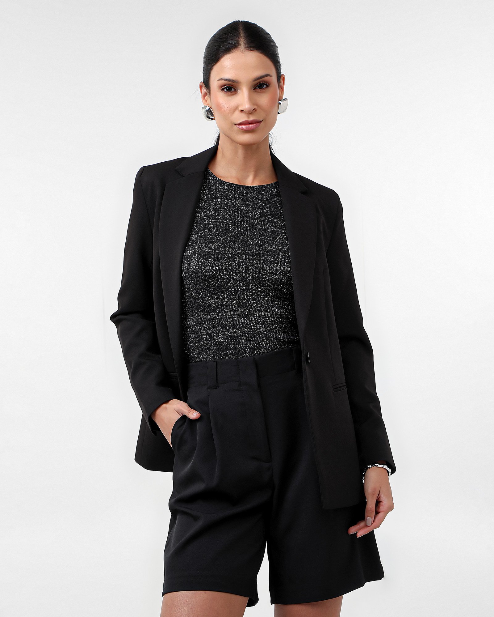 Short feminino reto risca de giz com pregas - Preto | AK by Riachuelo