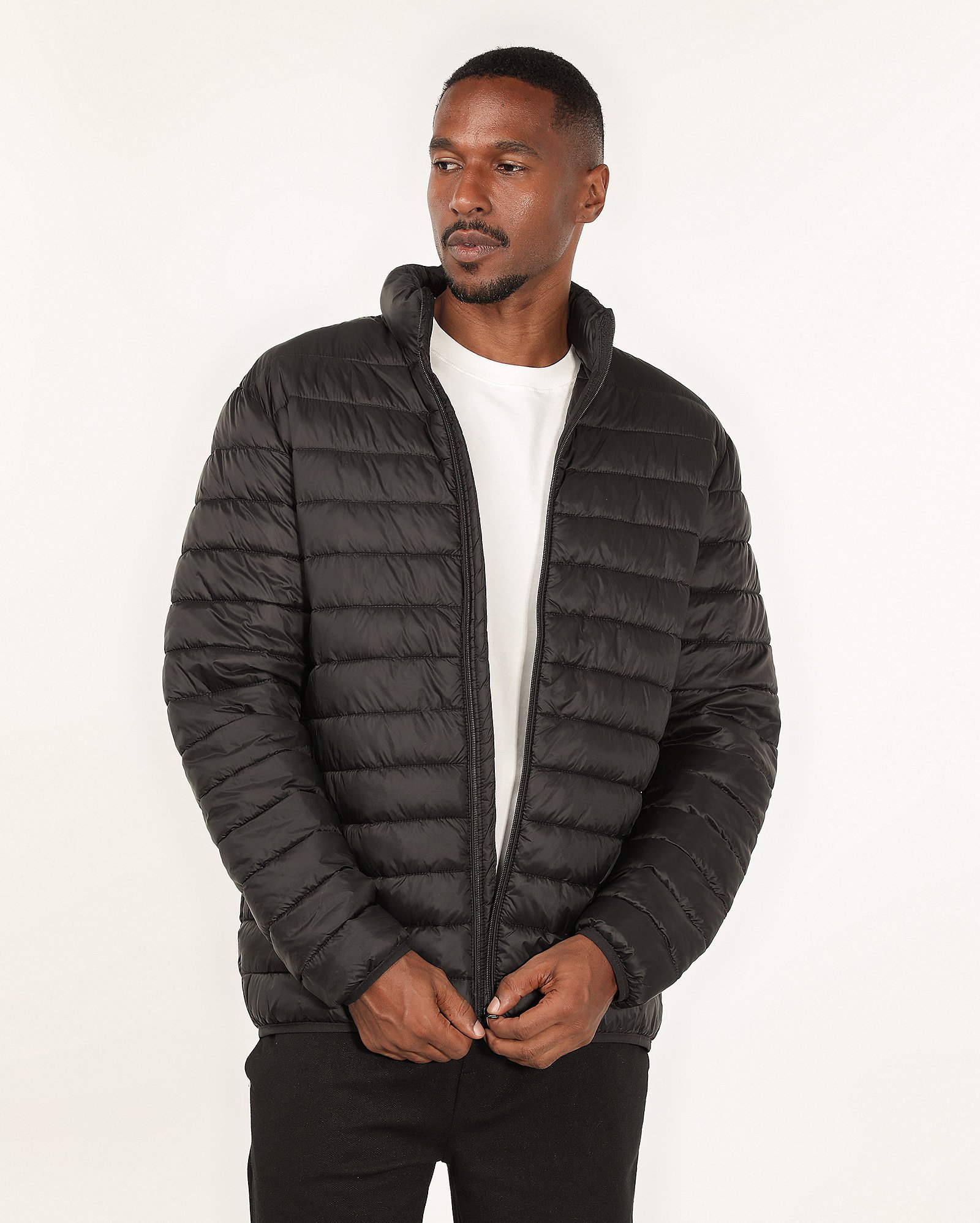 Jaqueta masculina puffer gola alta + sacola - Preto | Pool Basics