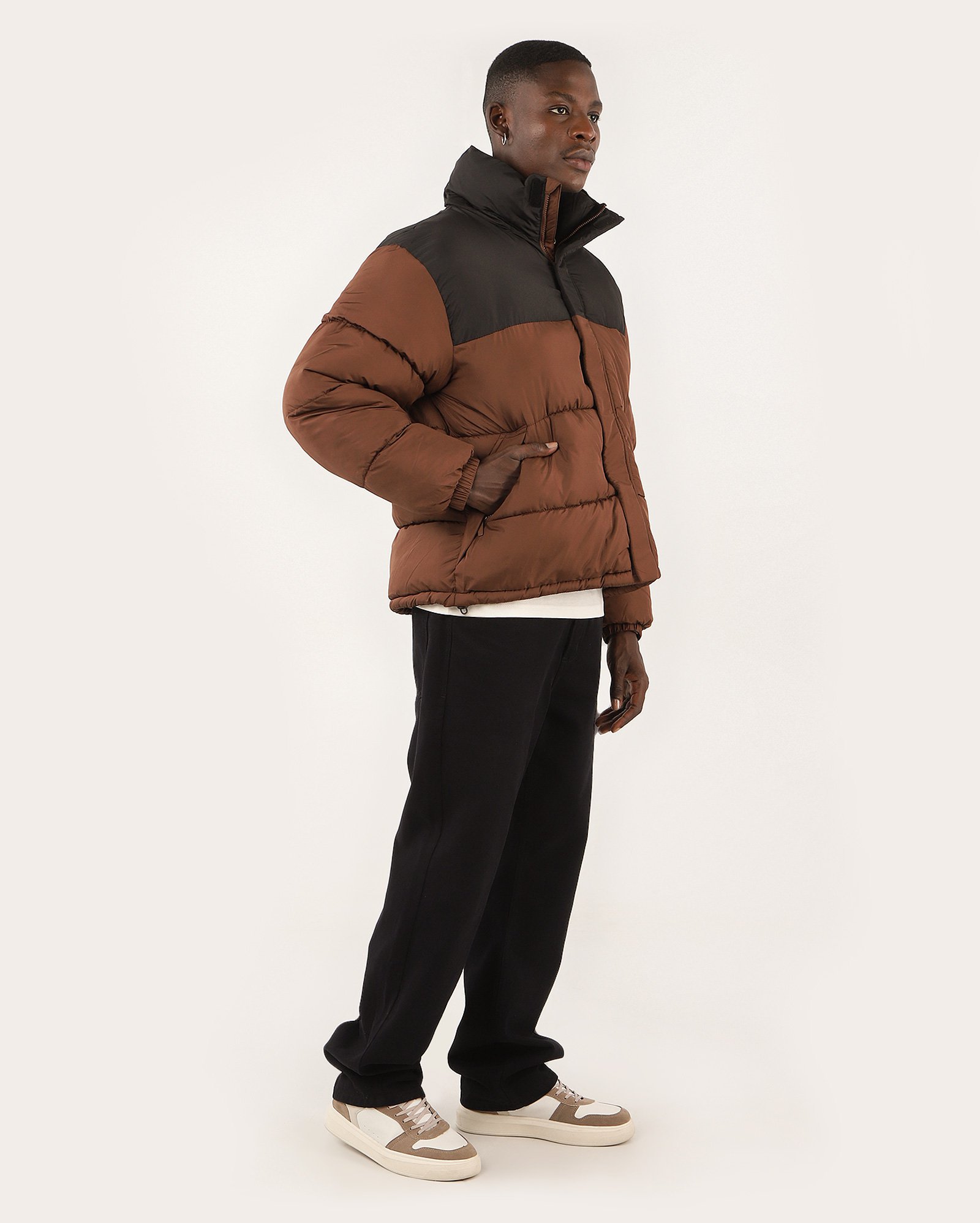 Jaqueta masculina puffer gola alta com zíper marrom | Pool