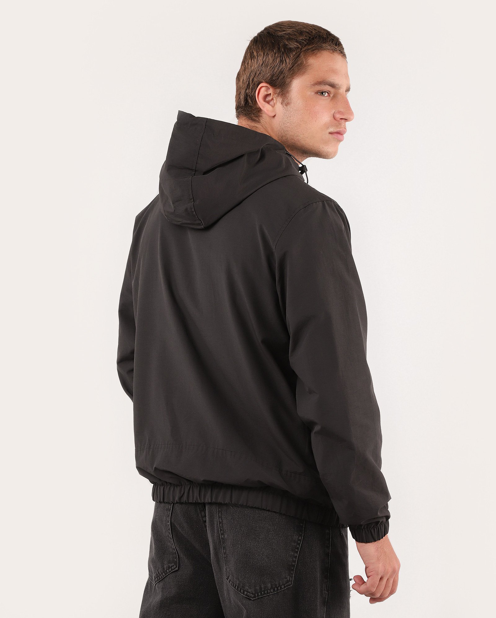 Jaqueta masculina corta vento com bolsos e capuz preto | Pool